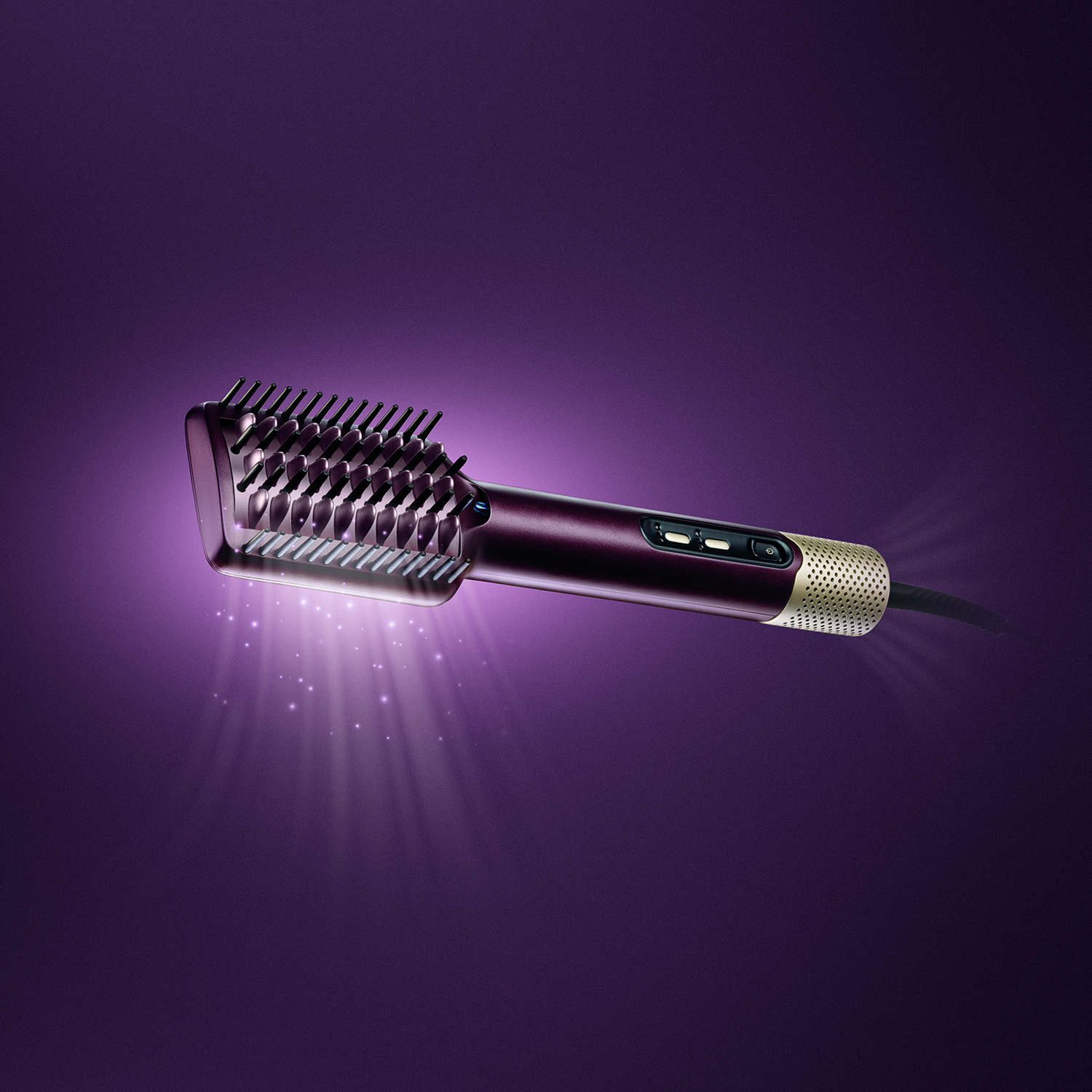Un cepillo alisador morado con detalles dorados y efectos de luz.