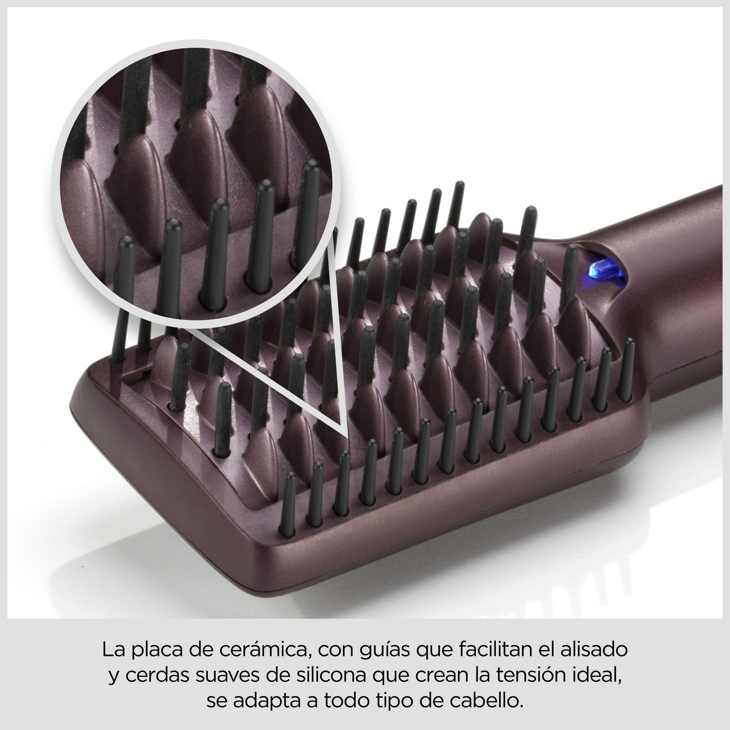 La placa de cerámica, con guías que facilitan el alisado y cerdas suaves de silicona que crean la tensión ideal, se adapta a todo tipo de cabello.