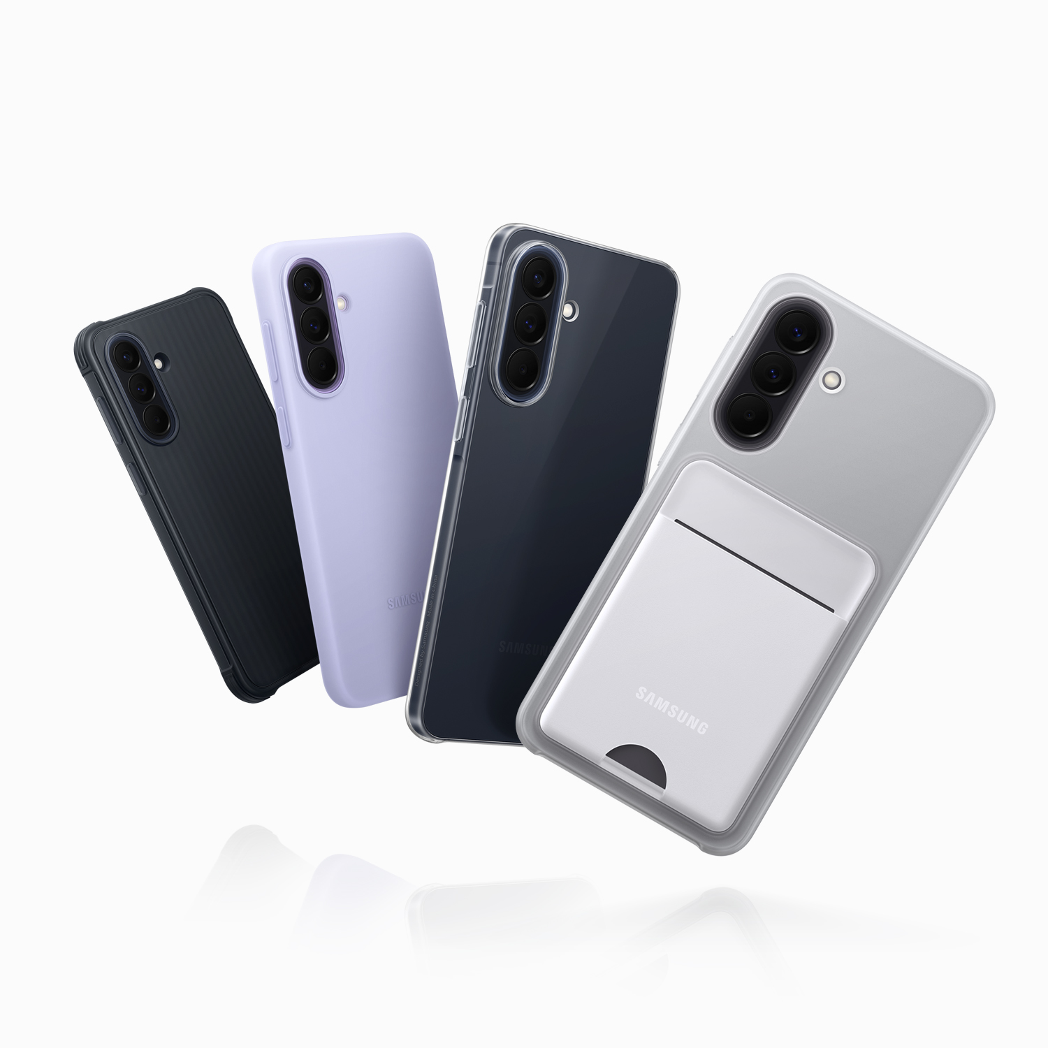 Cuatro teléfonos Samsung en fundas negra, lavanda, transparente y plateada.