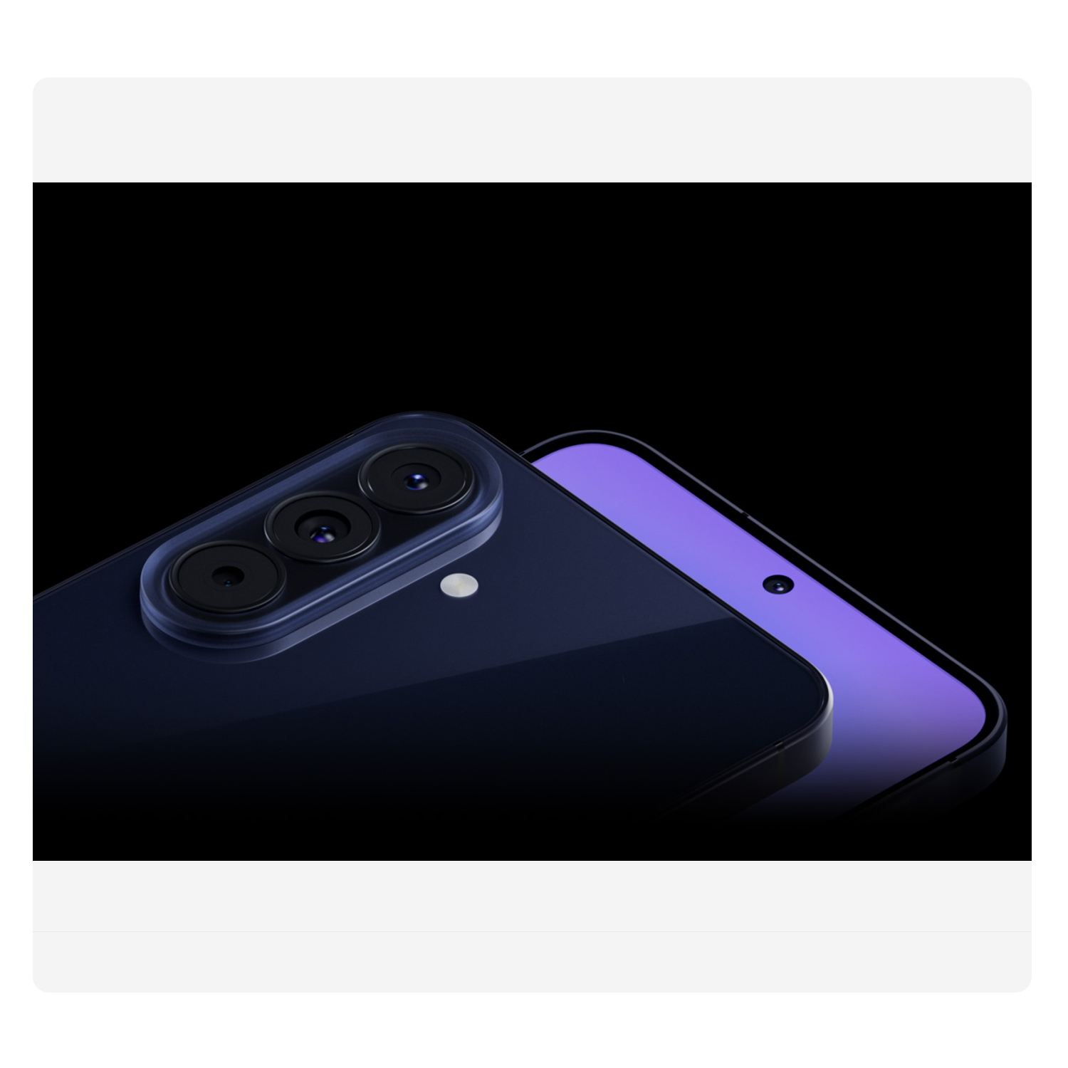 Teléfono inteligente azul oscuro con tres cámaras sobre fondo negro.