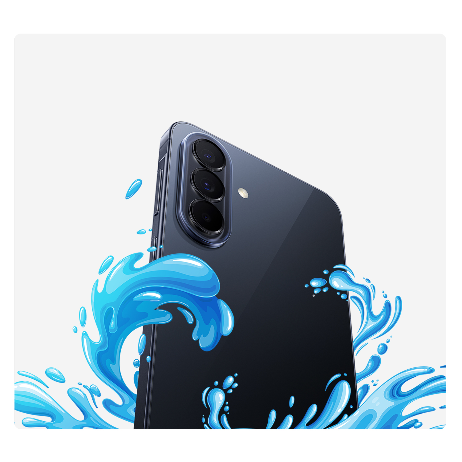 Smartphone oscuro con triple cámara rodeado de salpicaduras de agua.