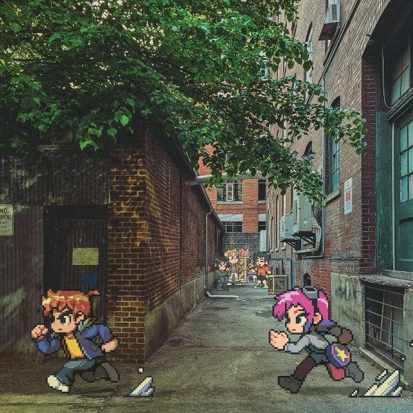 Pixel-Charaktere rennen in einer Gasse zwischen Backsteinbauten. Ein Baum ragt von links.