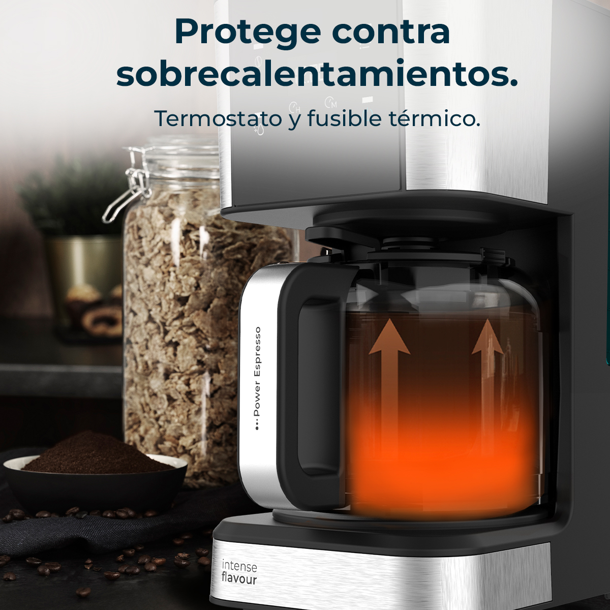 Cafetera con jarra de cristal llena de café. Cereales en un tarro al lado.