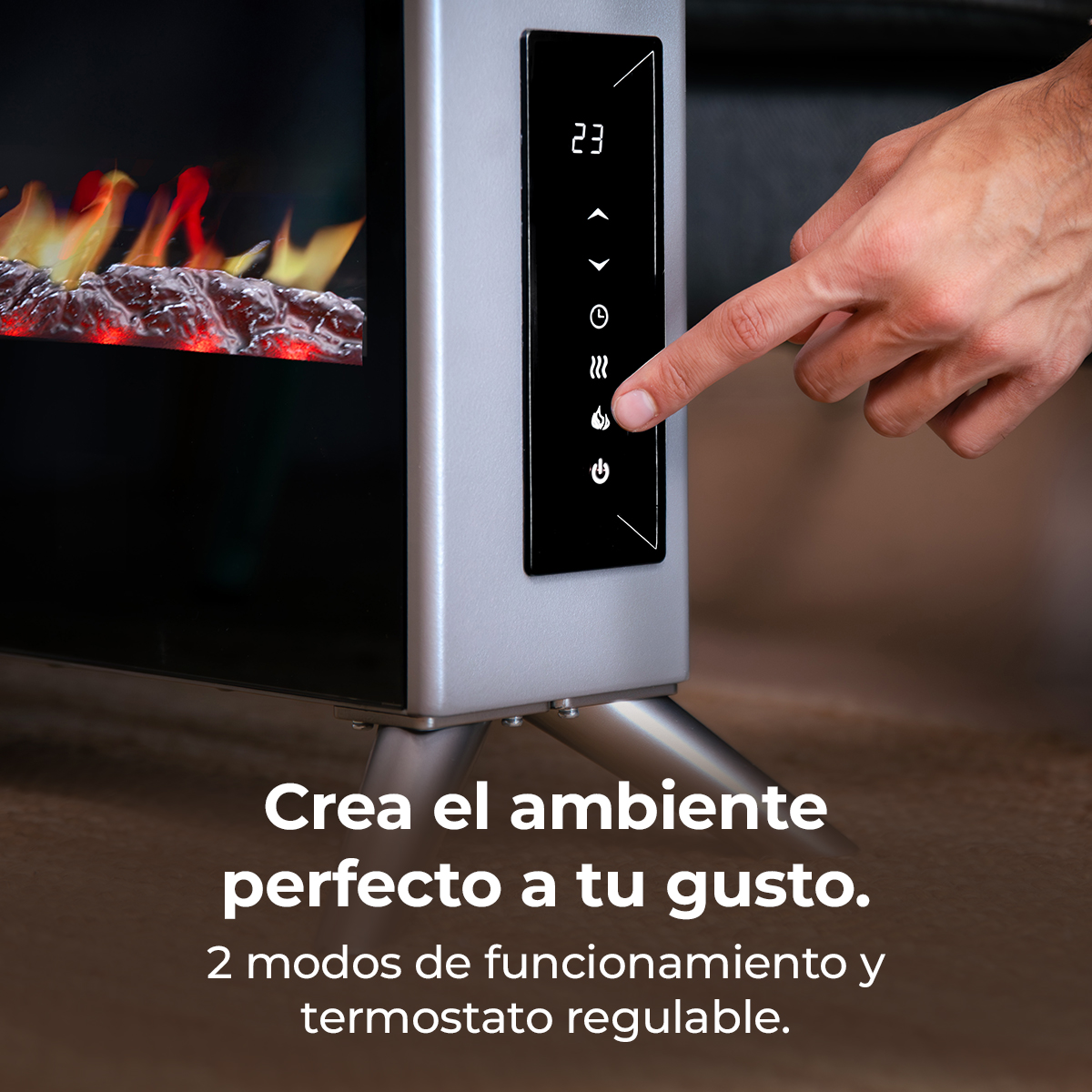 Un dedo pulsa el botón de llama de una chimenea digital. Temperatura 23.