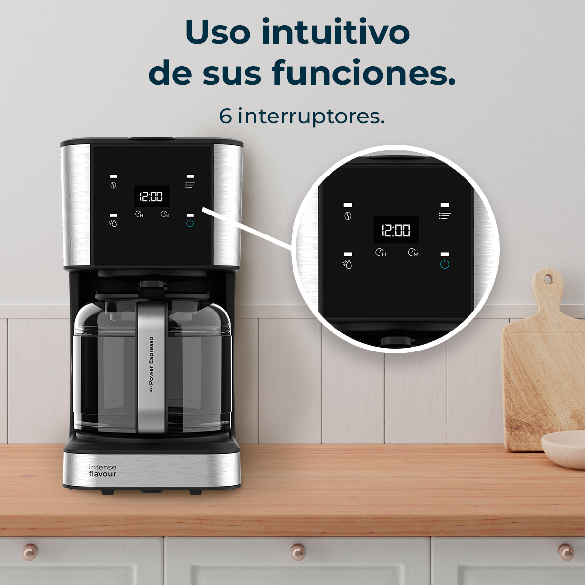 Una cafetera con pantalla digital y jarra de cristal sobre encimera de madera.