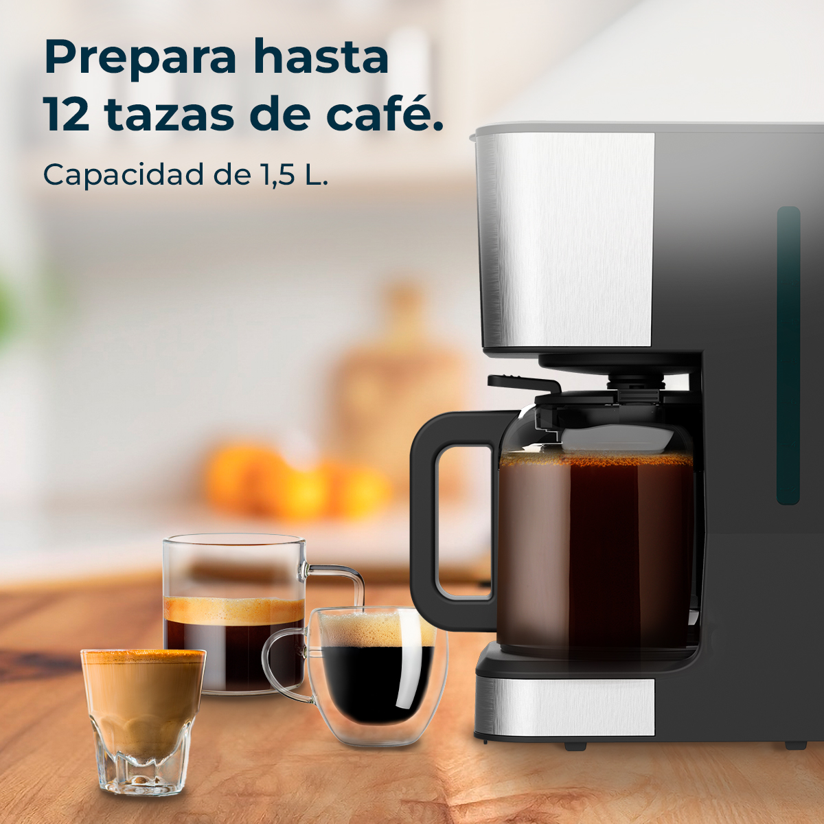 Una cafetera con jarra de cristal llena de café está sobre una mesa de madera.