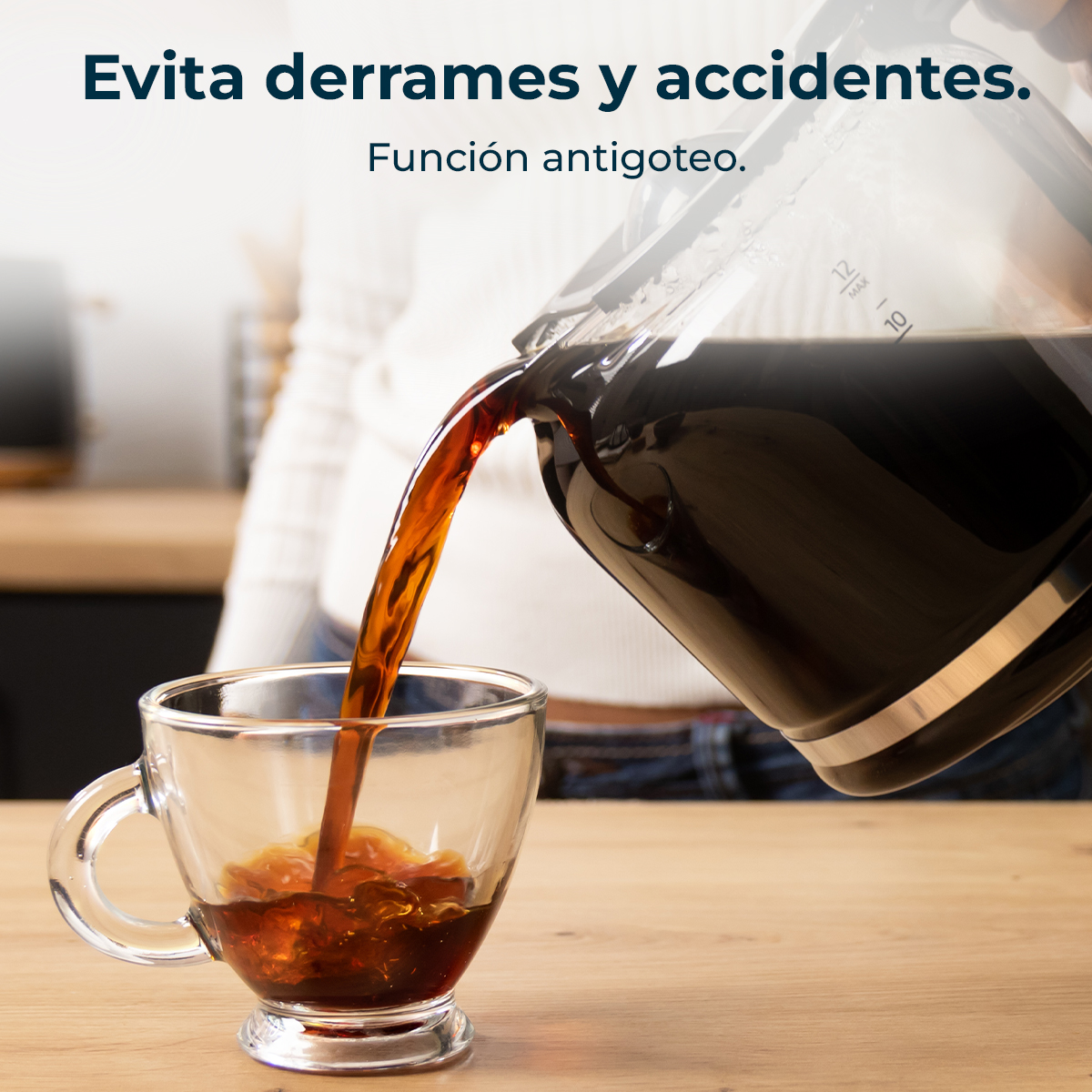 Café vertido de jarra a taza. Evita derrames.
