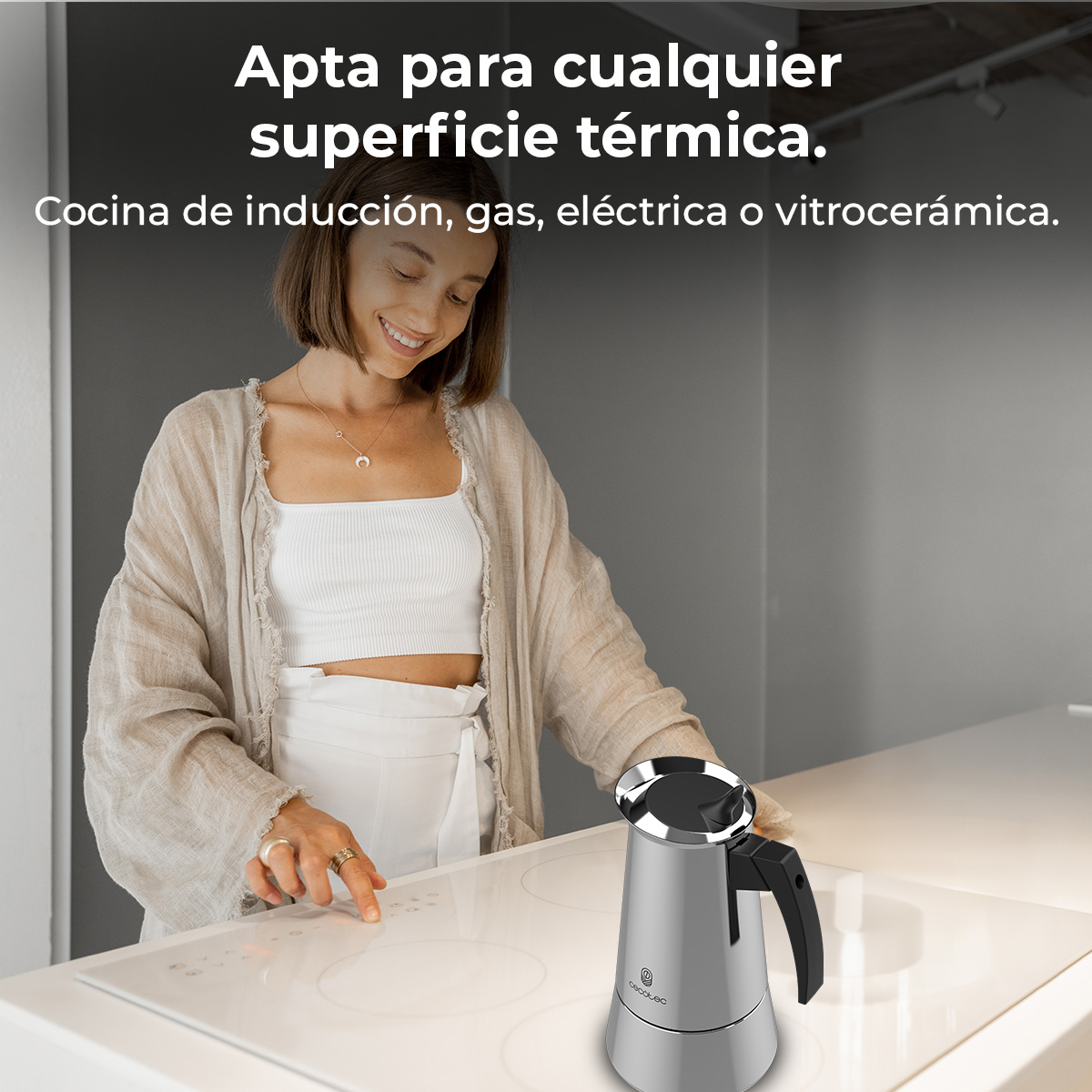 Una mujer junto a una placa de inducción con una cafetera al lado.
