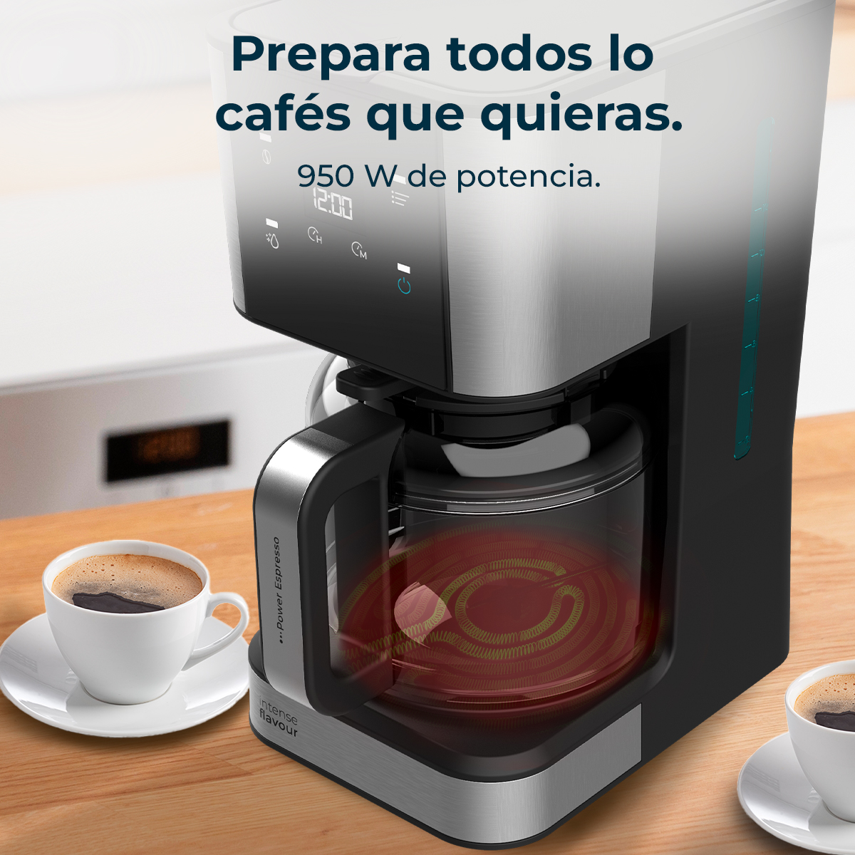 Una cafetera con jarra de cristal y dos tazas de café sobre una mesa de madera.