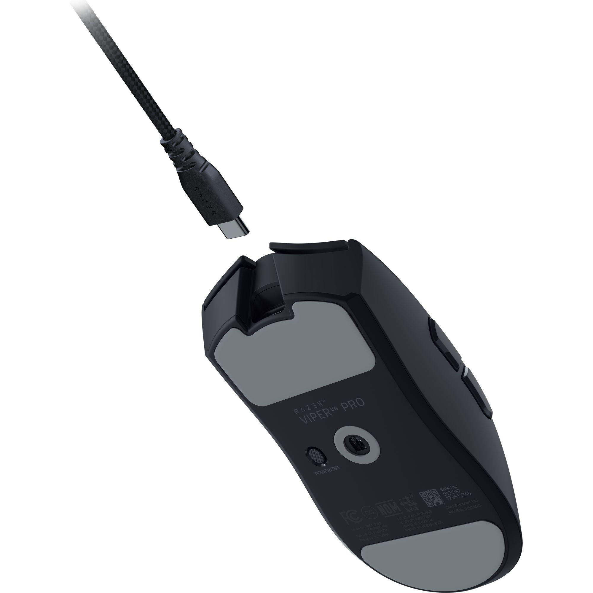 Schwarz Razer Viper V4 Pro Gaming-Maus mit USB-C-Kabel, Nahaufnahme der Unterseite.