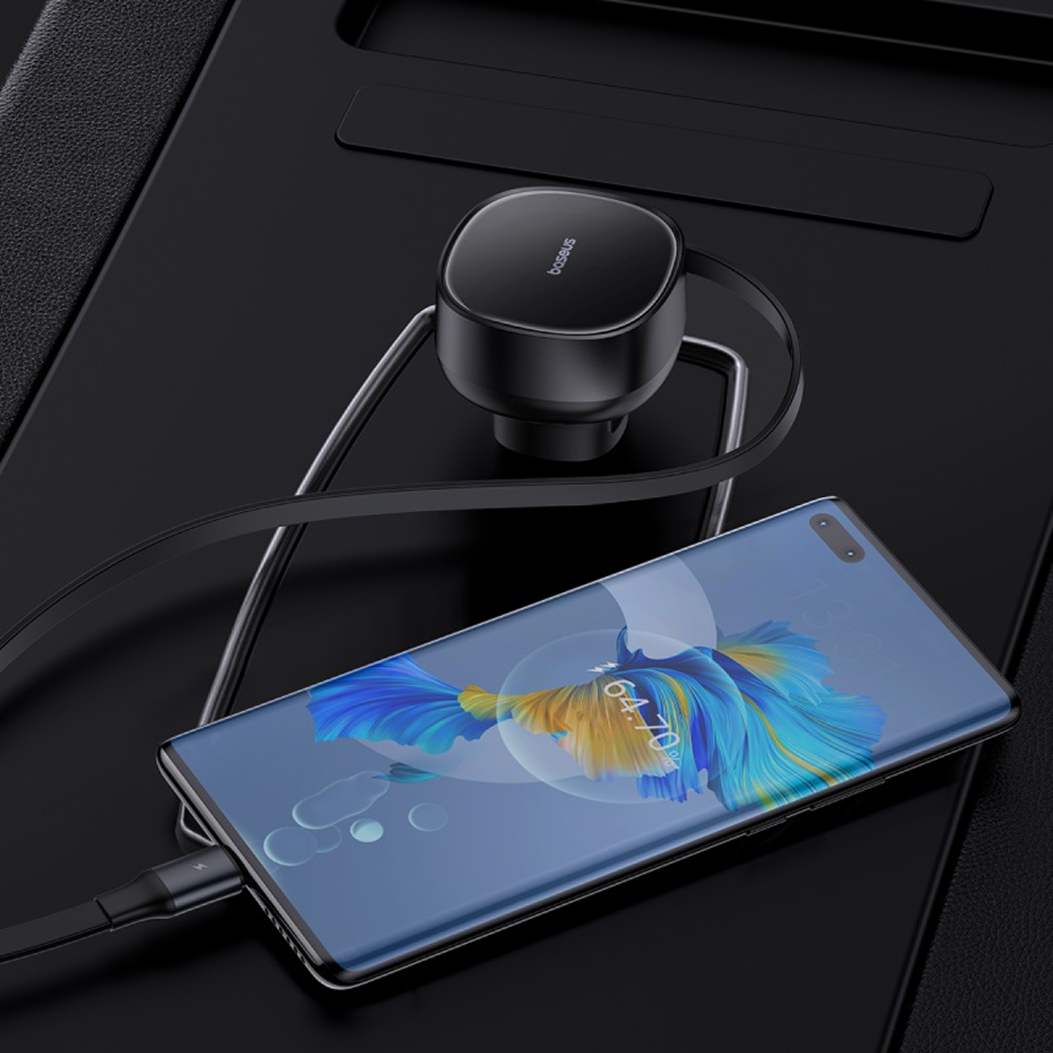 Un cargador inalámbrico Baseus negro está sobre un teléfono cargando.