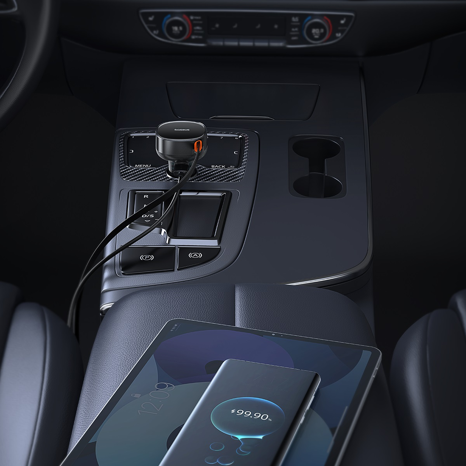 Un cargador de coche negro carga una tablet y un smartphone en el coche.