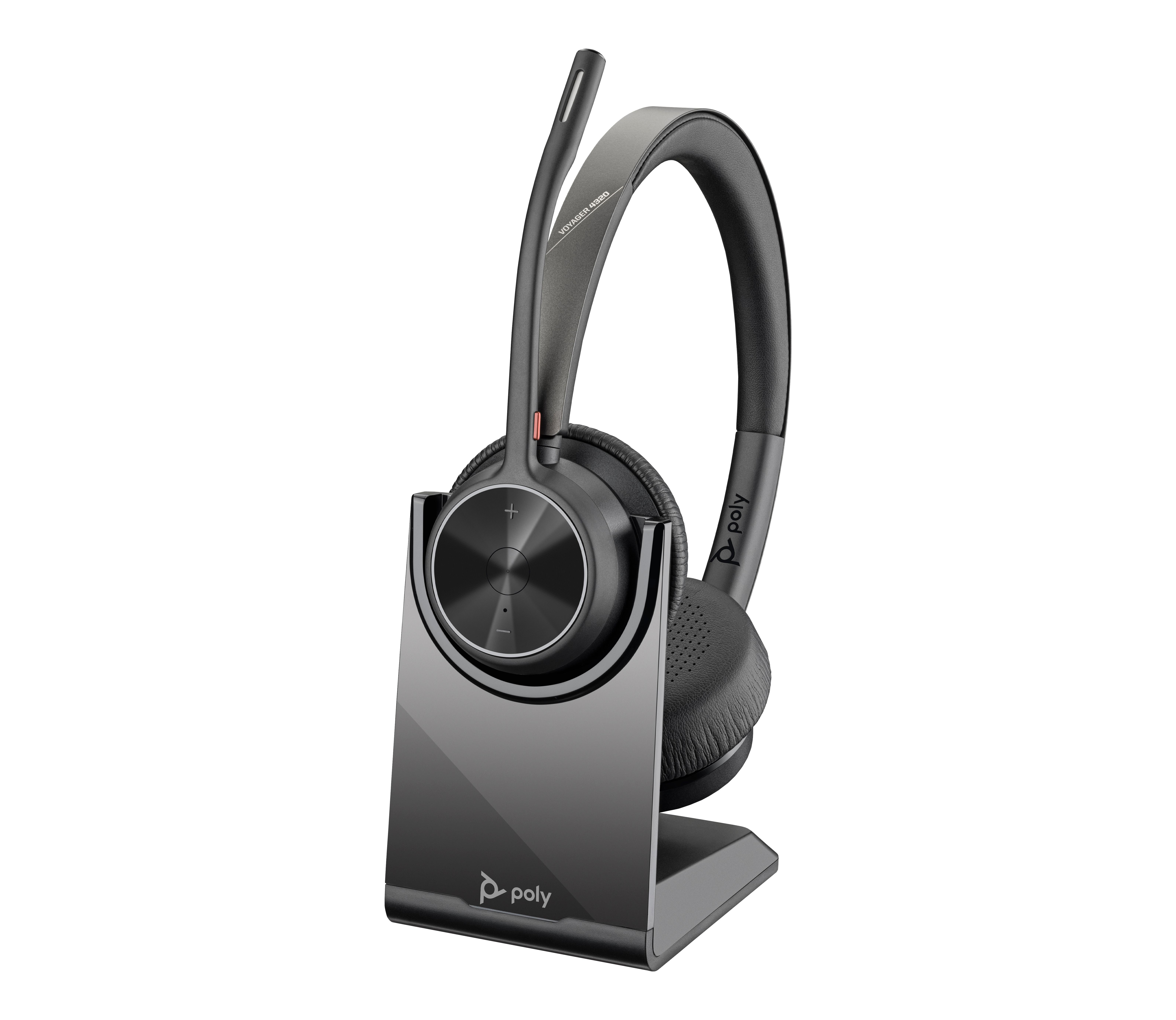 Ein schwarzer Poly Voyager 4320 Headset mit Mikrofon auf einem Ladefuß.