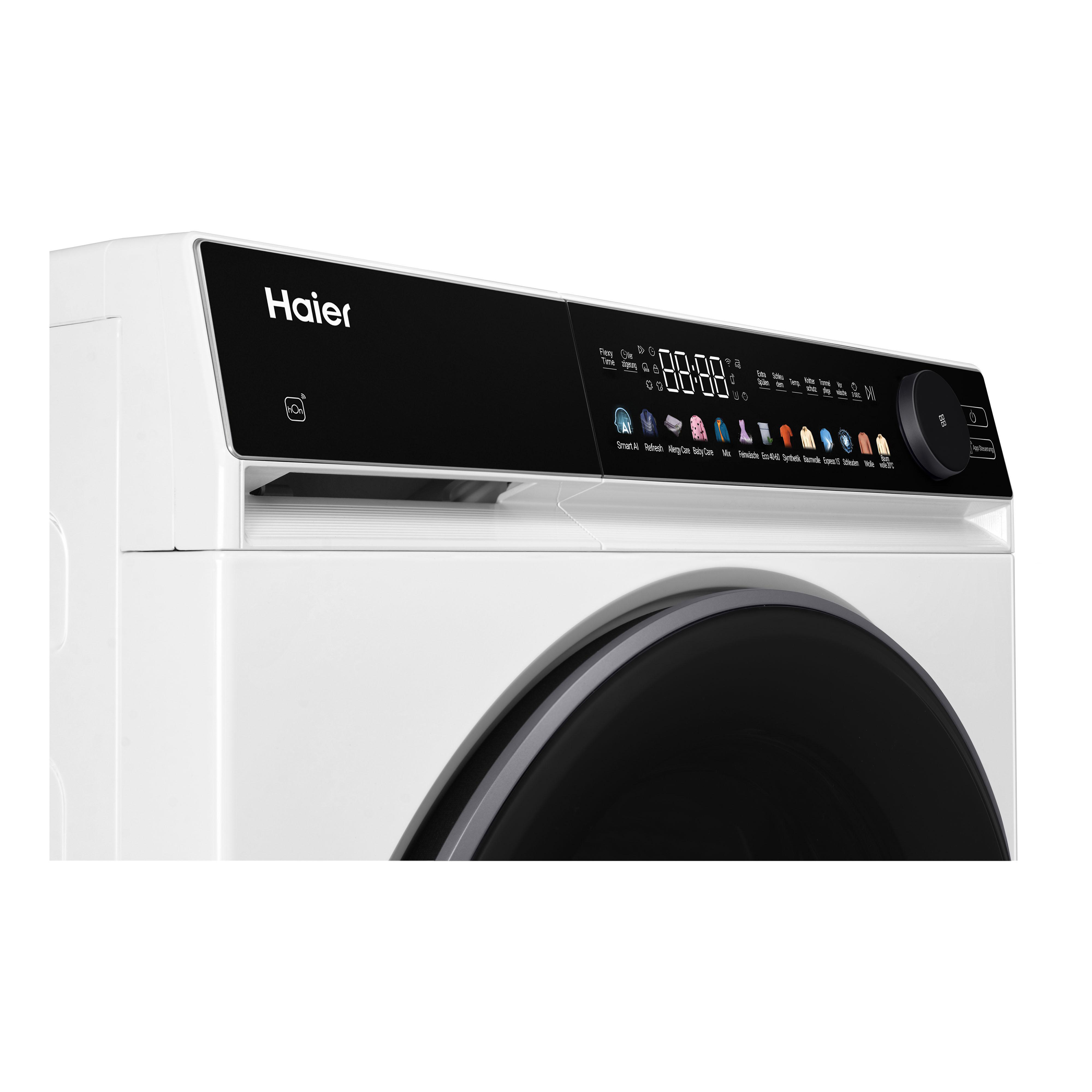 Eine weiße Haier Waschmaschine mit schwarzem Bedienfeld und runder Steuerung.