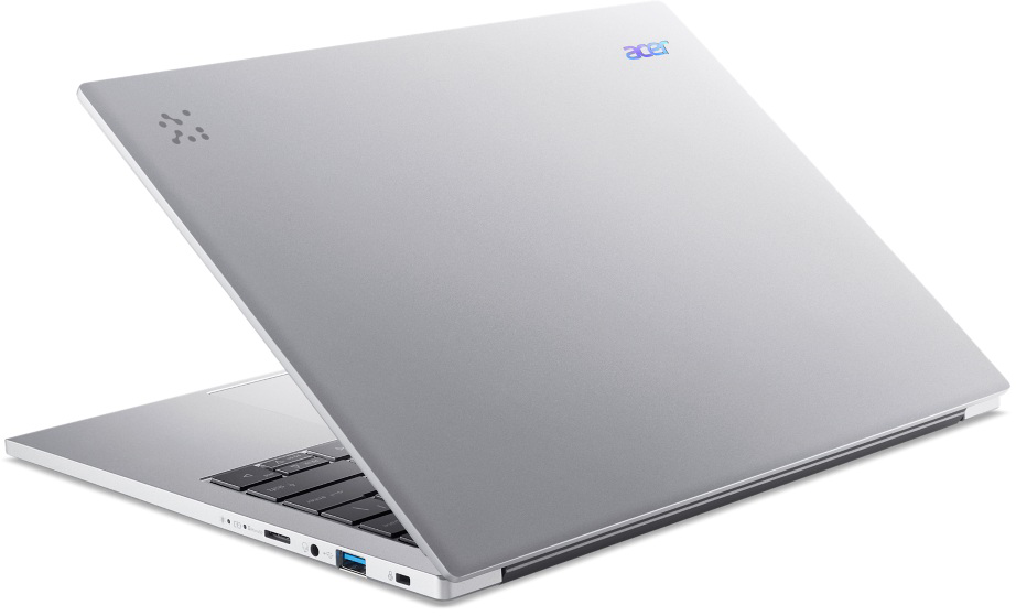 Egy nyitott fedelű, ezüst laptop fehér háttérrel.