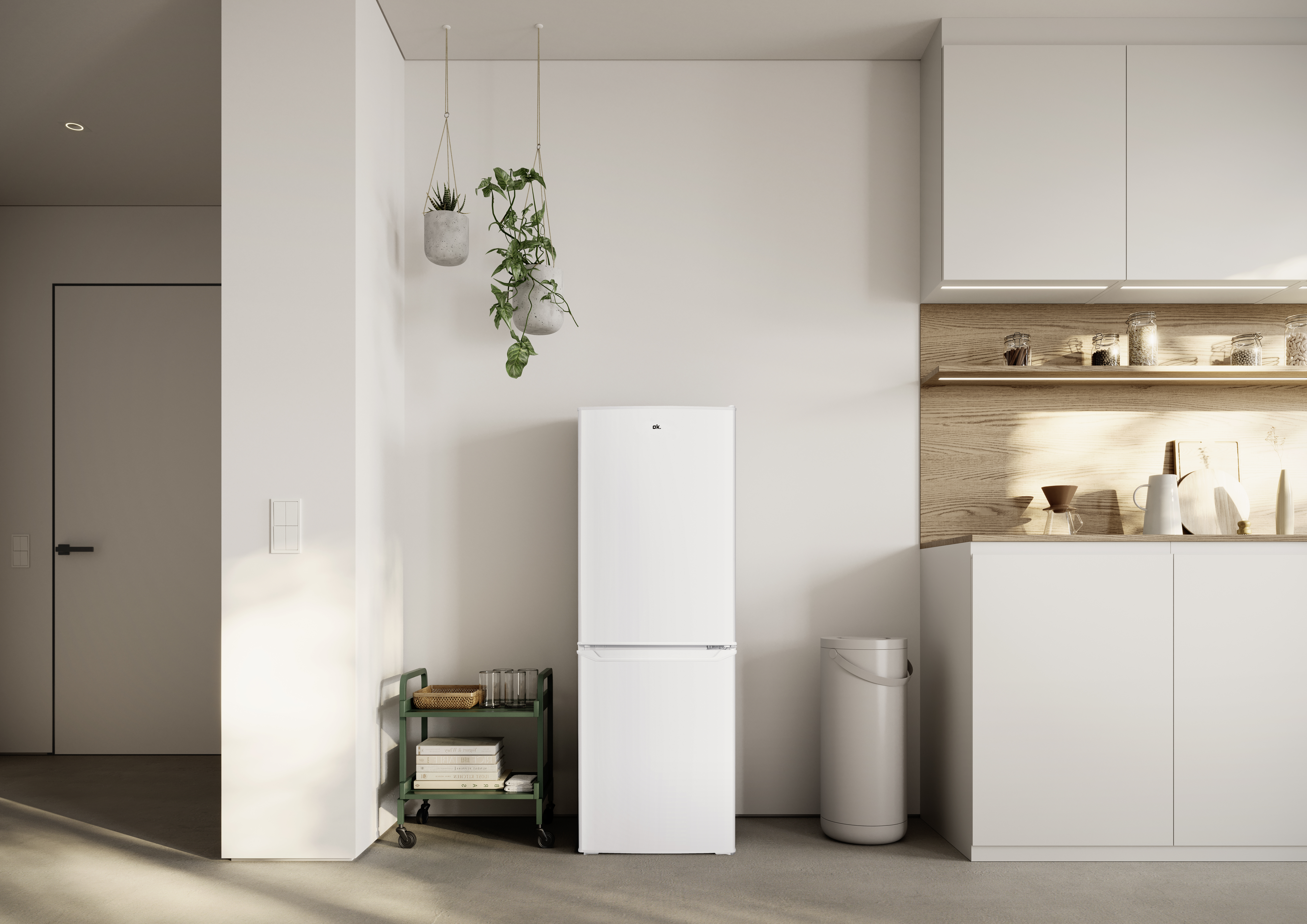 Weiße Küche mit Kühlschrank, Rollwagen, hängenden Pflanzen und Holzakzenten.