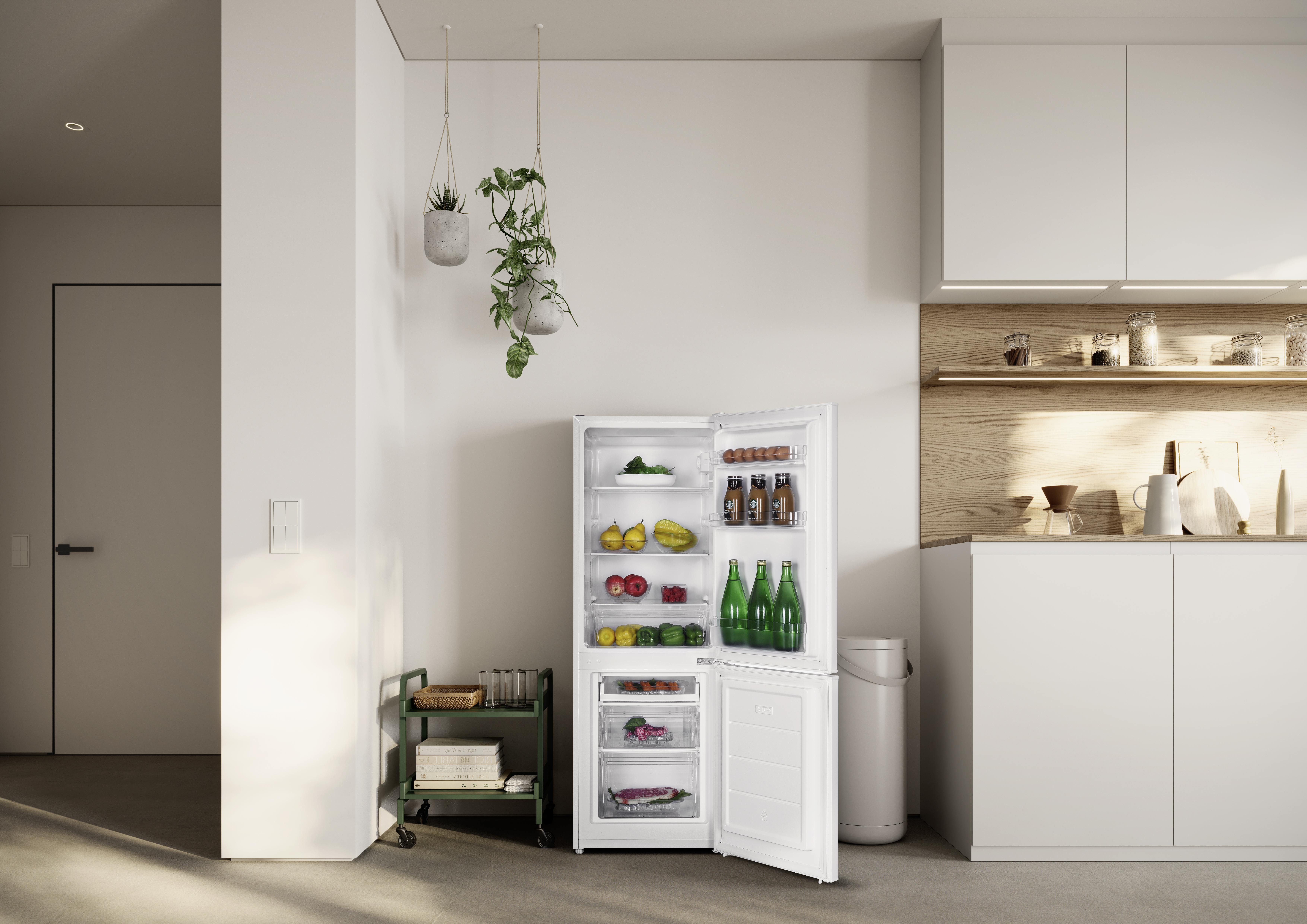 Ein offener Kühlschrank in einer modernen Küche mit Obst, Gemüse und Eiern.