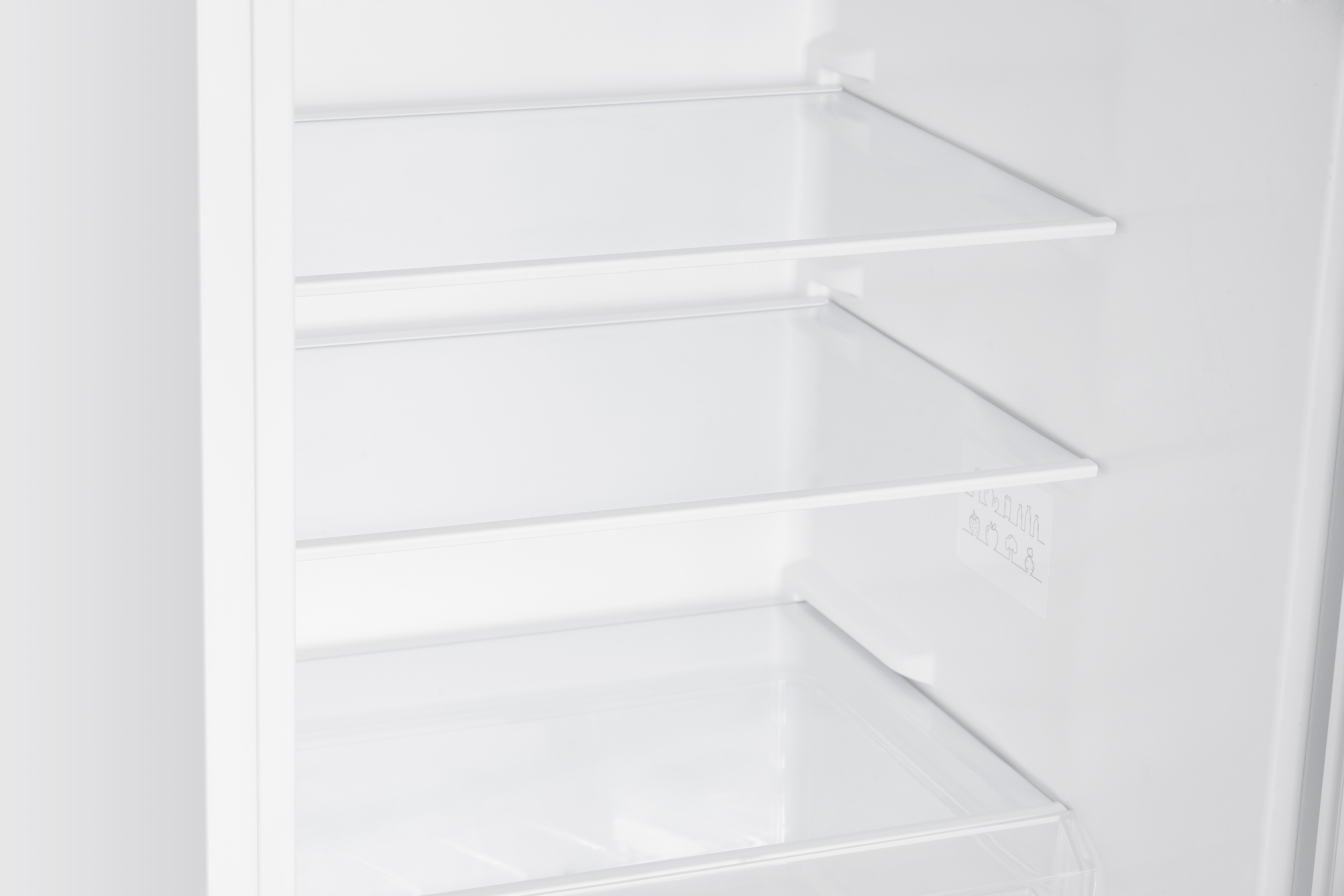 Leere weiße Kühlschrankregale mit Glaseinlagen und Symbolen.