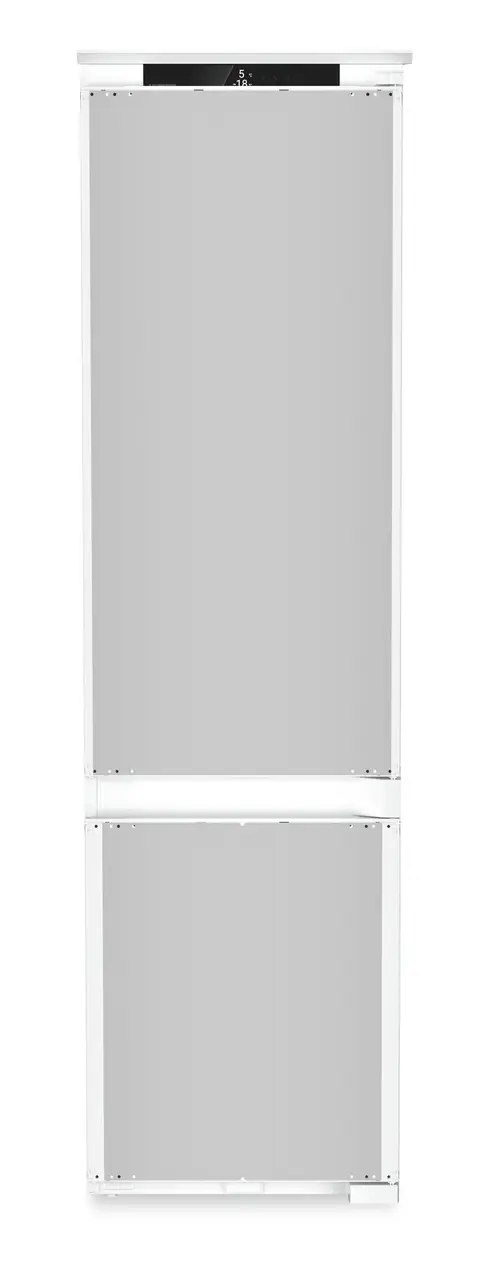Fehér hűtőszekrény két ajtóval és digitális kijelzővel a tetején.