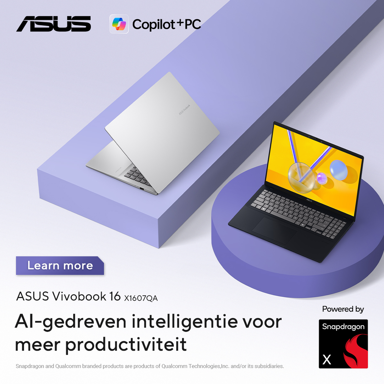 Twee ASUS laptops, één zilver, één zwart, op paarse sokkels. Tekst: ASUS Copilot+PC.