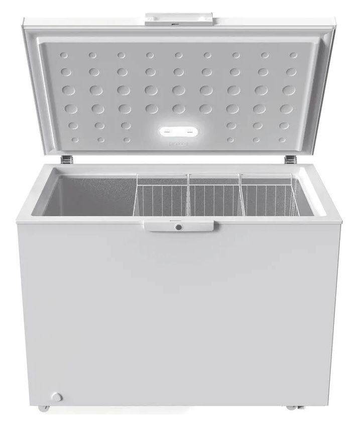 Biała zamrażarka skrzyniowa z otwartą pokrywą. Wewnątrz znajdują się dwa kosze.