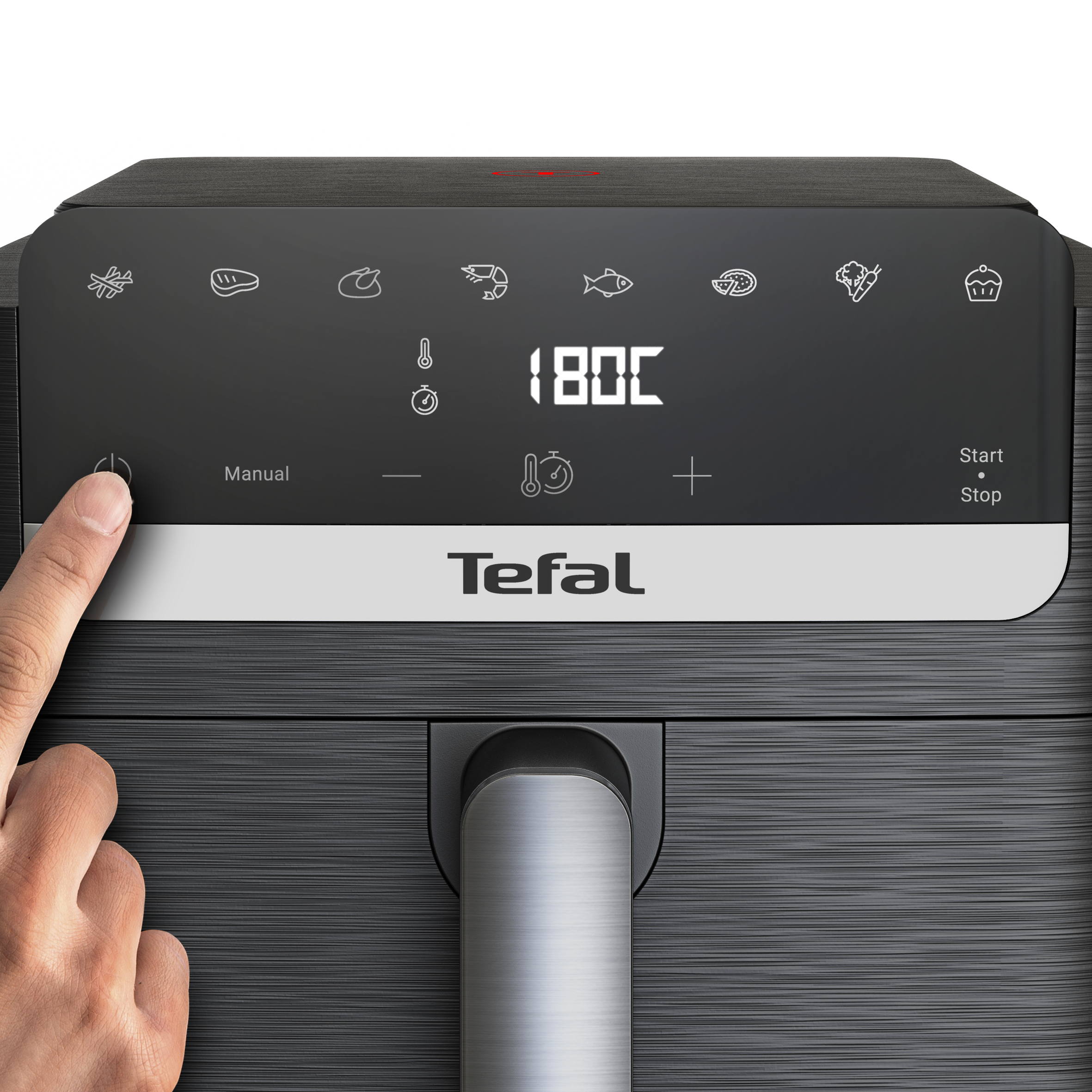 Egy ujj megnyomja a Tefal légsütő vezérlőpaneljének bekapcsológombját.
