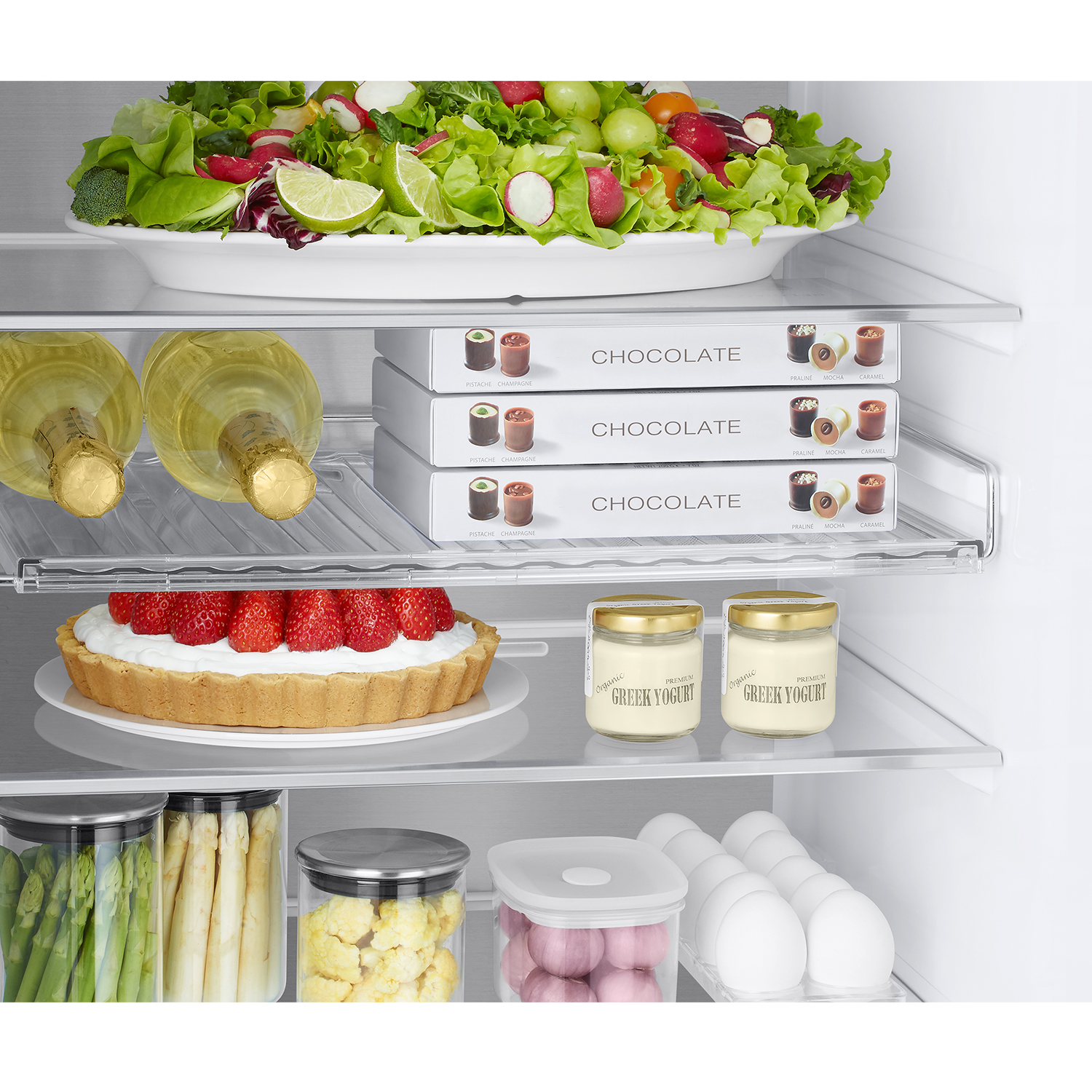 Refrigerador: Ensalada, chocolates, vino, pastel, yogur, huevos y verduras.