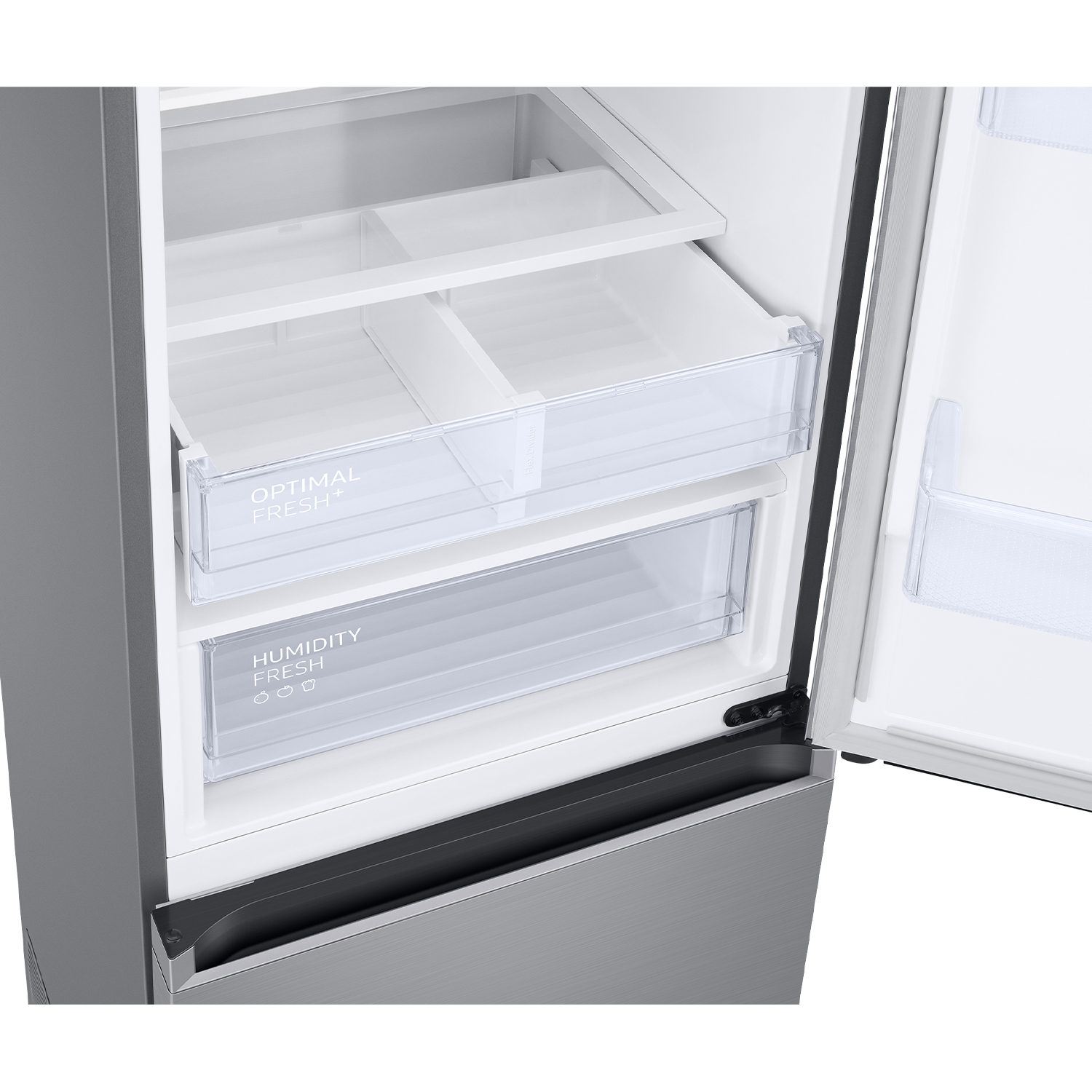 Vista interior de un refrigerador abierto con cajones y estantes.