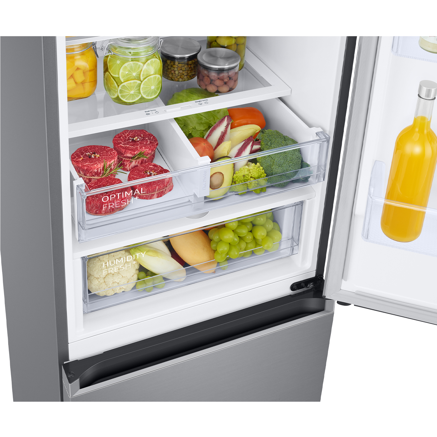 Refrigerador abierto con carne, verduras, frutas y bebidas en estantes y cajones.