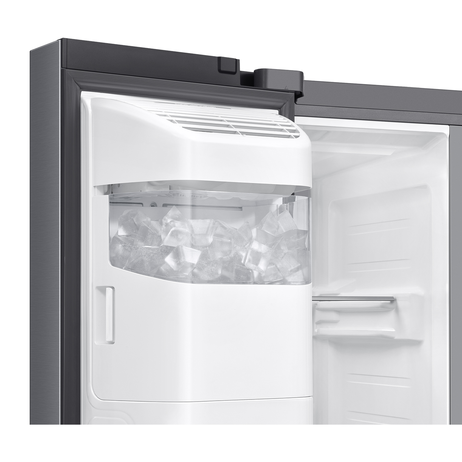 Refrigerador abierto con cubitos de hielo en un recipiente y estantes.