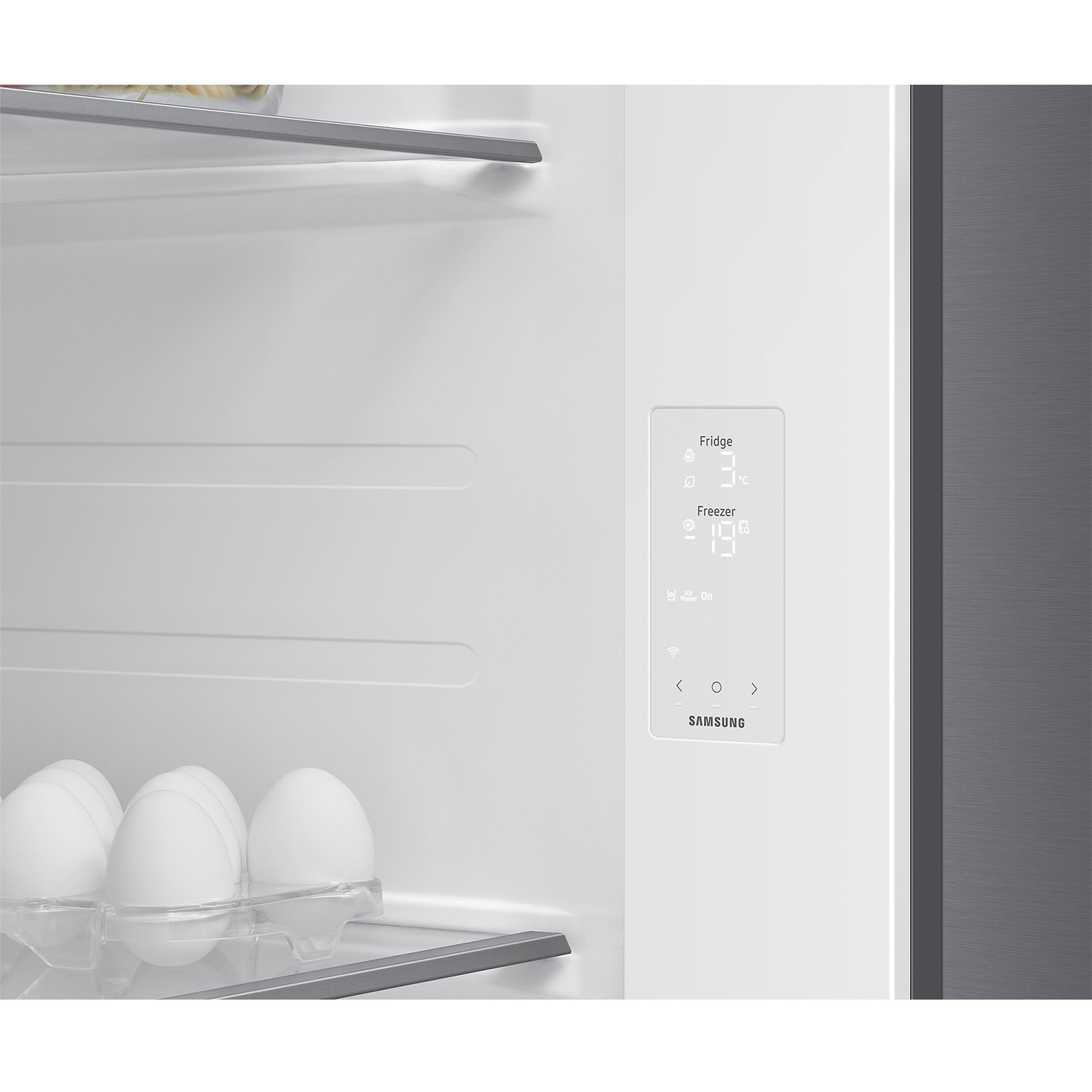 Huevos blancos en un cartón en un estante de refrigerador. Pantalla Samsung muestra temperaturas.