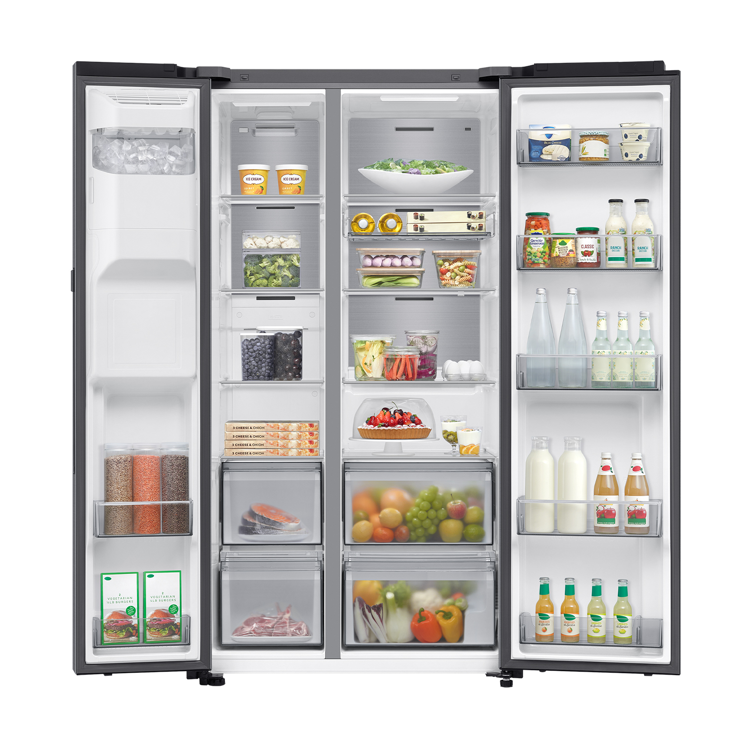 Un refrigerador abierto lleno de hielo, verduras, frutas, bebidas y carne.