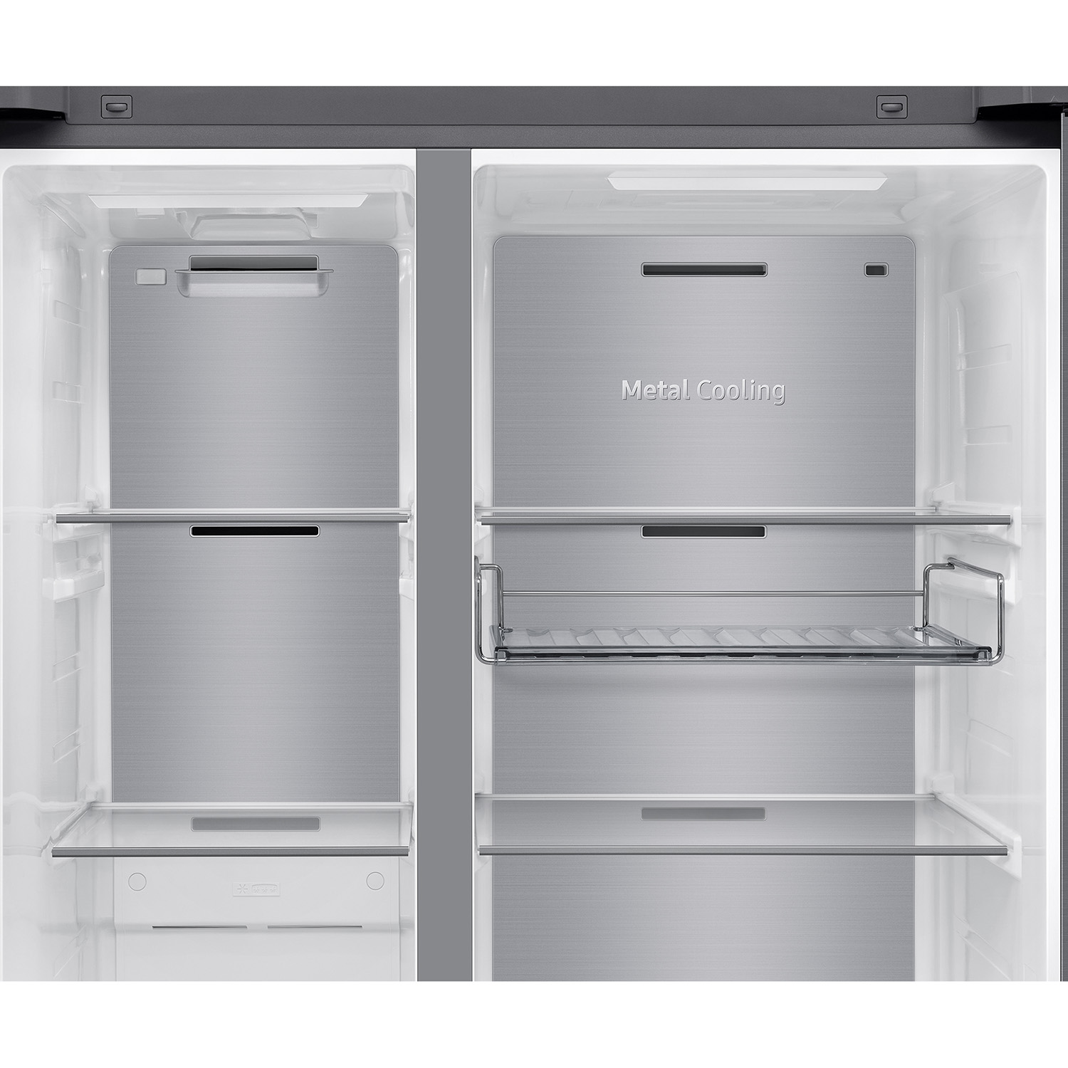 Vista interior de un refrigerador vacío con paneles metálicos de enfriamiento y estantes de vidrio.