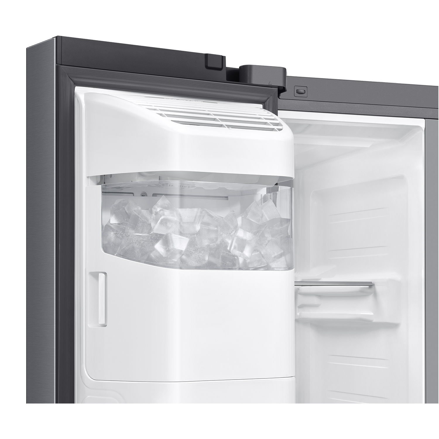 Compartimento de hielo lleno dentro de un refrigerador abierto plateado.