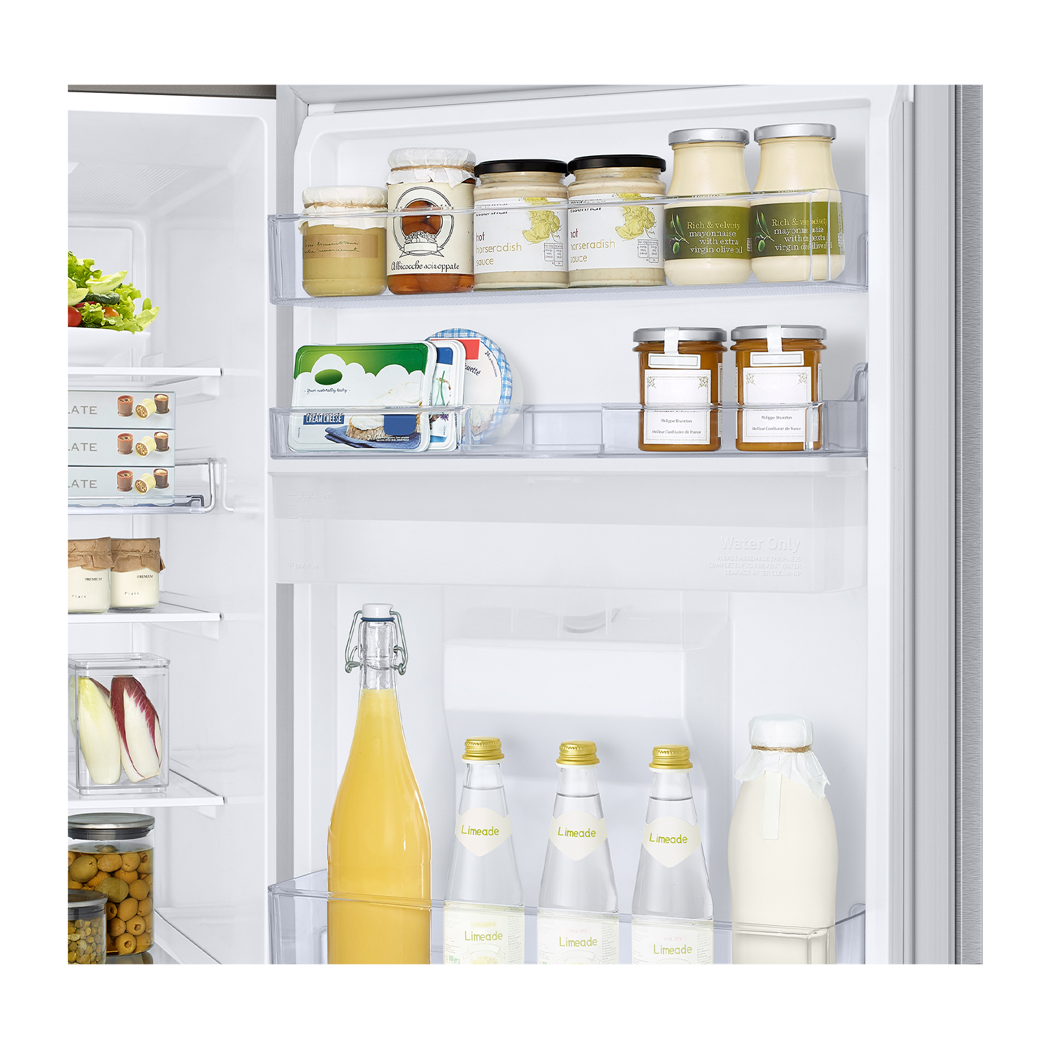 Puerta de refrigerador con frascos, botellas y alimentos.