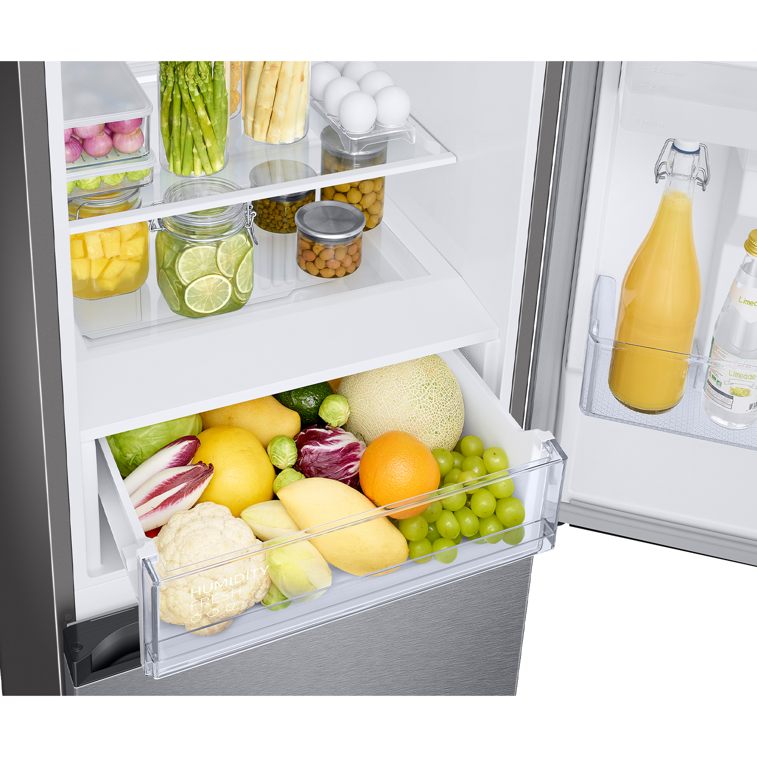 Refrigerador abierto lleno de frutas, verduras, huevos y bebidas.