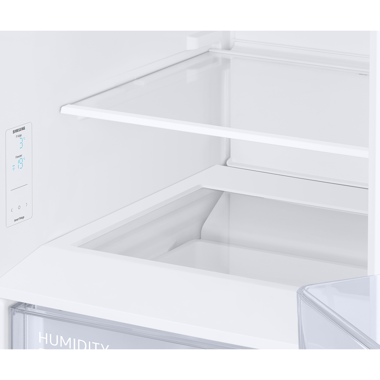 Interior de un refrigerador Samsung blanco con estantes de cristal y un compartimento.