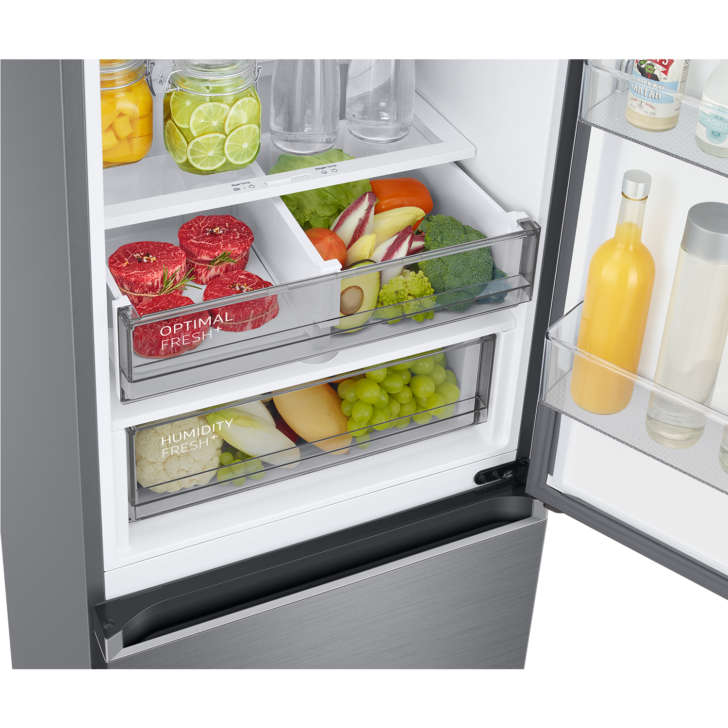 Refrigerador abierto con comida: carne, verduras, frutas y bebidas en estantes.