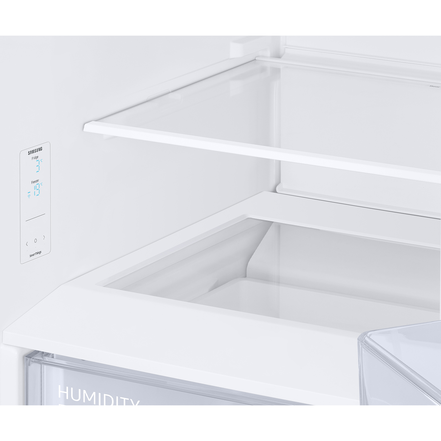 Vista interior de un refrigerador blanco con pantalla de temperatura y cajones.