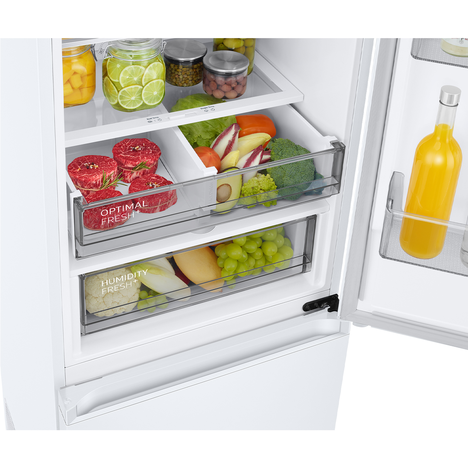 Refrigerador abierto con filetes crudos, verduras, frutas y una botella de jugo.