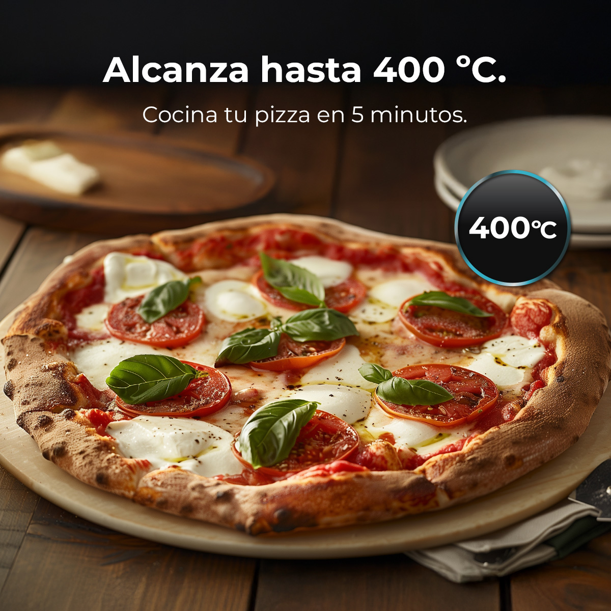 Una pizza con tomates y mozzarella se hornea a 400°C.