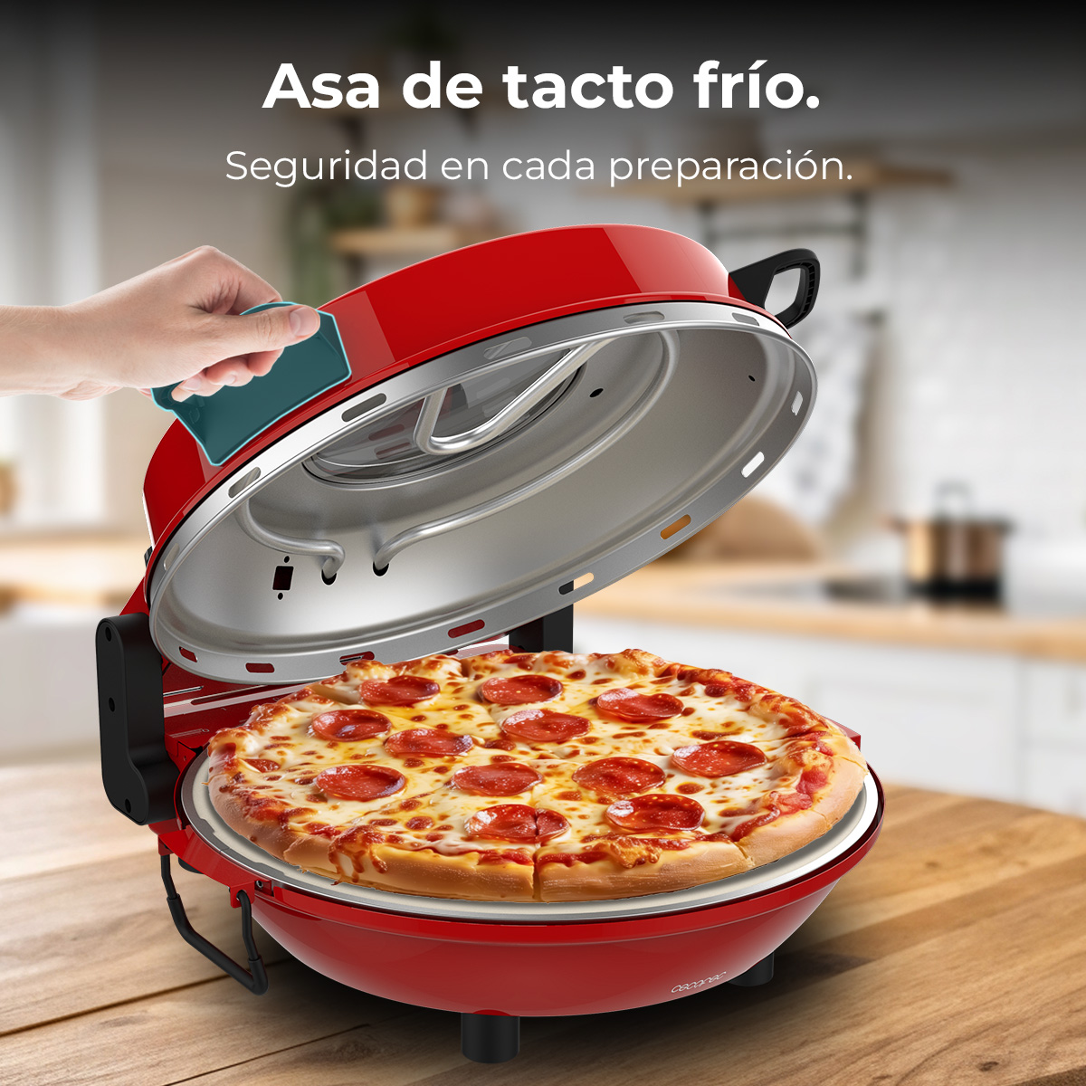 Horno de pizza rojo con tapa abierta, mostrando una pizza de pepperoni.