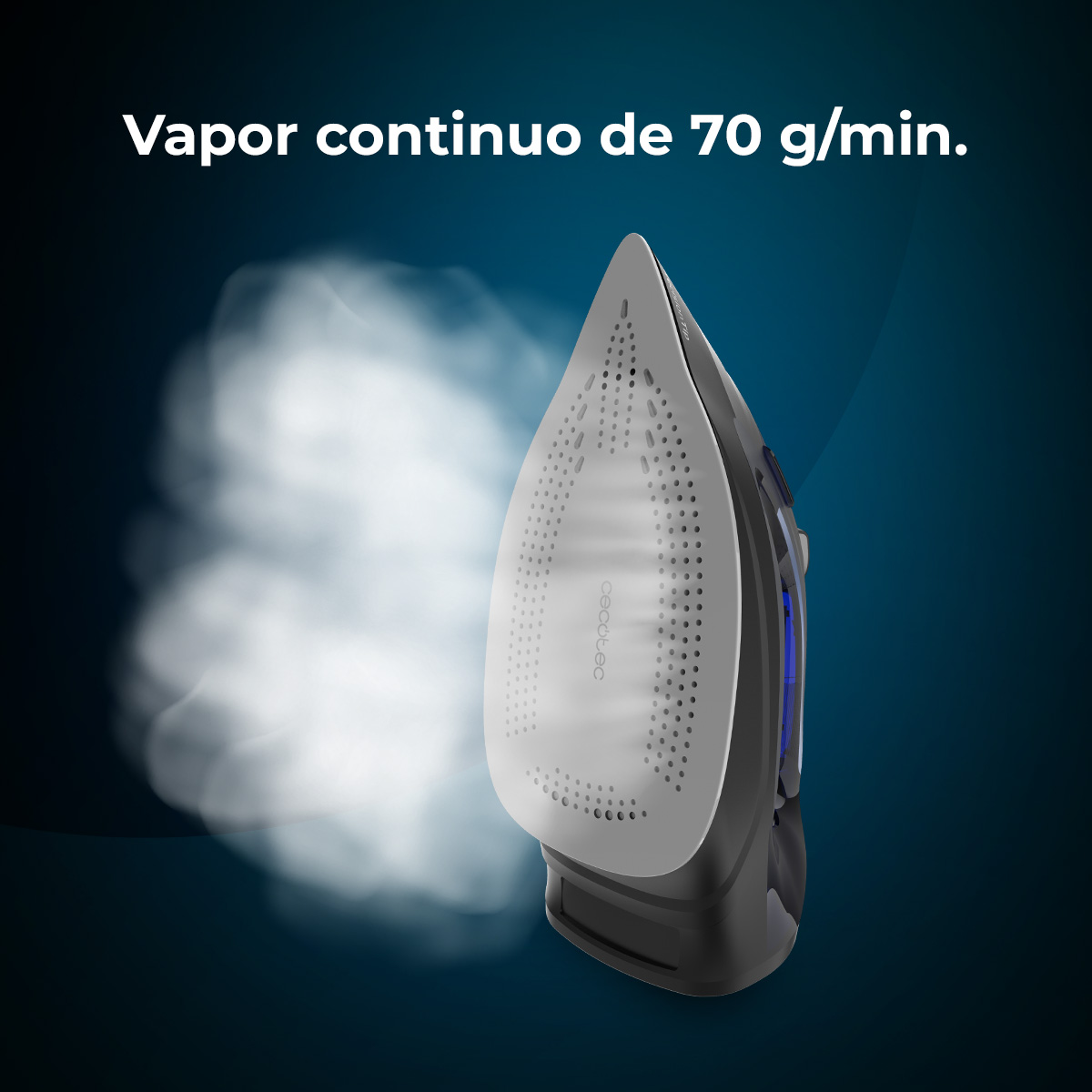 Una plancha emite vapor. La suela tiene muchos agujeros pequeños.