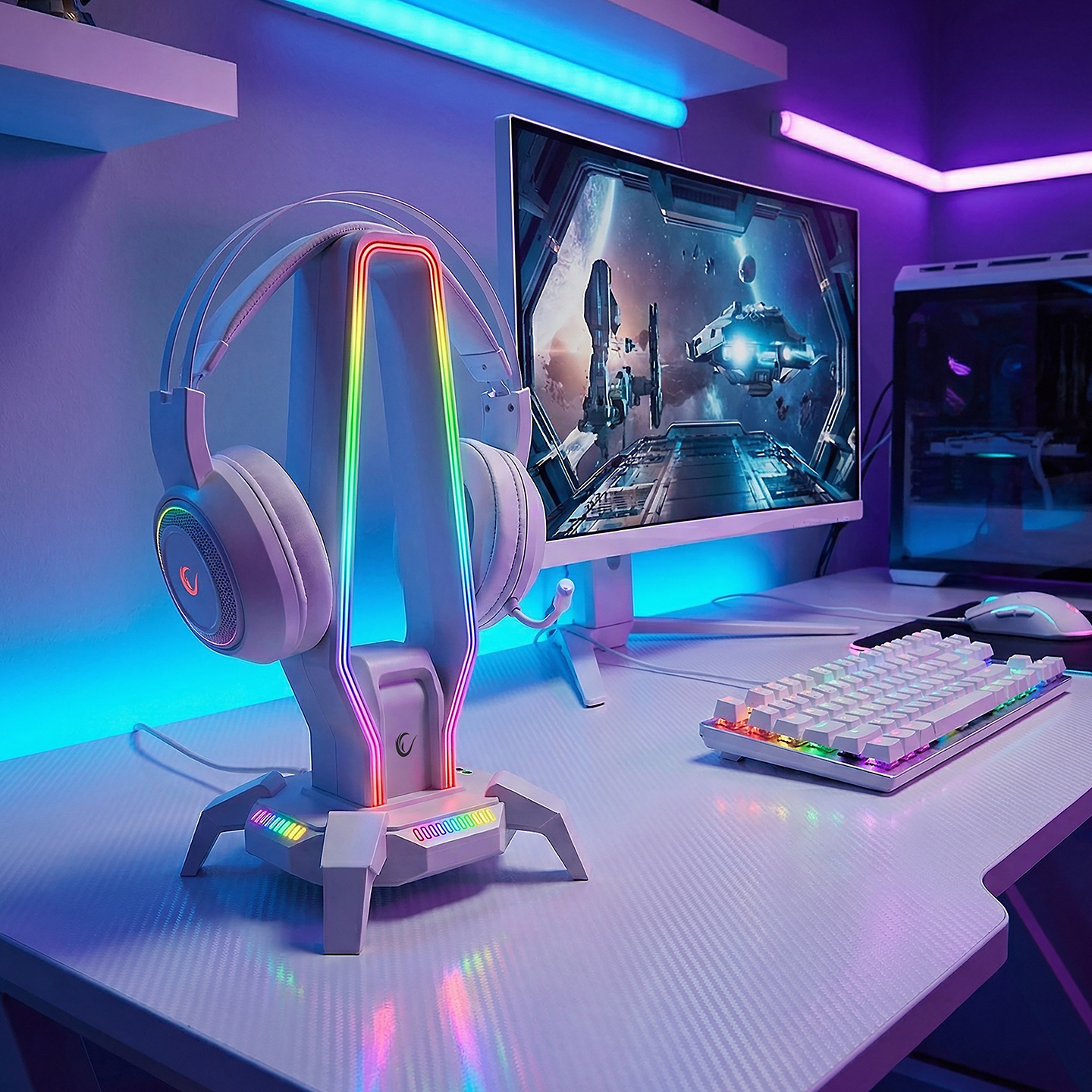 Standda kulaklıklı bir oyun seti, monitör uzay gemilerini gösteriyor, RGB klavye.