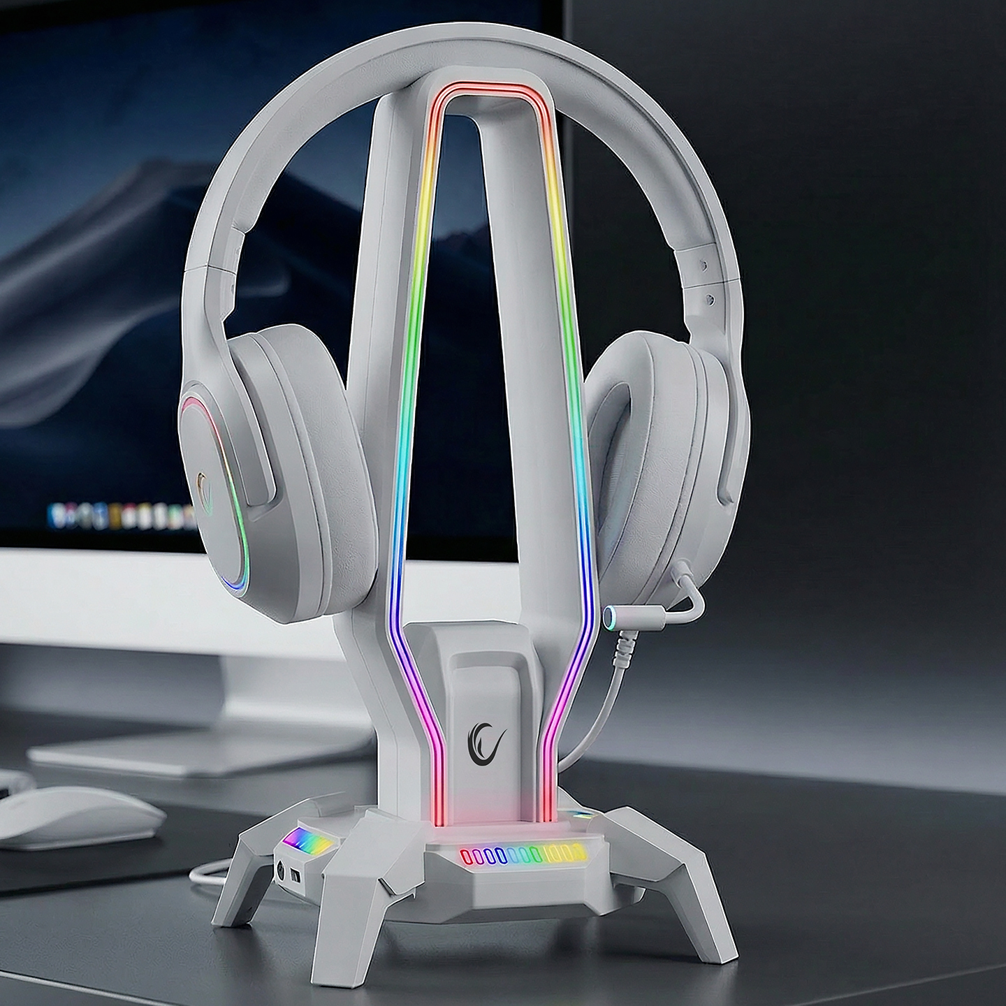 Beyaz bir kulaklık, RGB aydınlatmalı bir stant üzerinde duruyor.