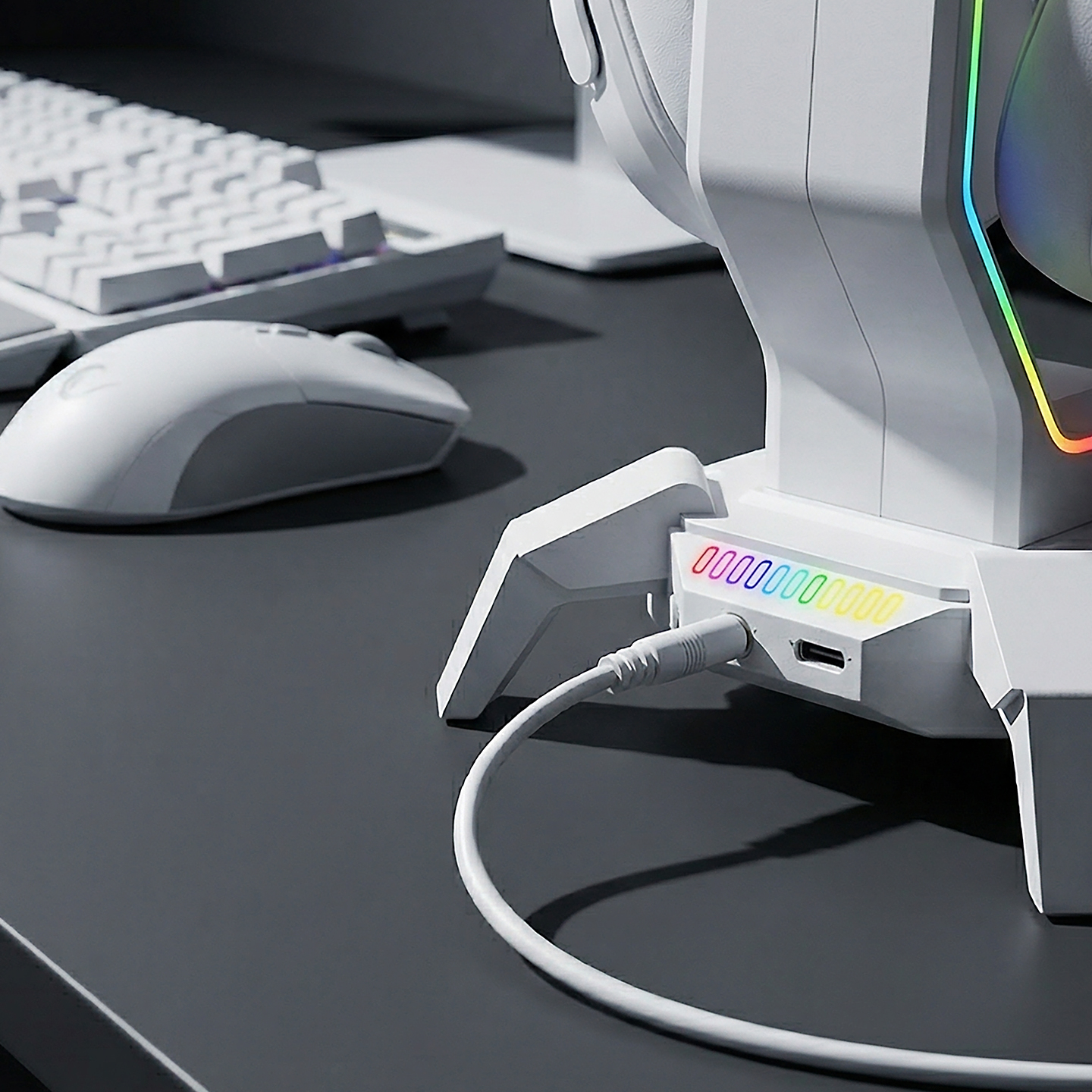RGB aydınlatmalı stantta beyaz bir kulaklık ve masadaki kablolar.