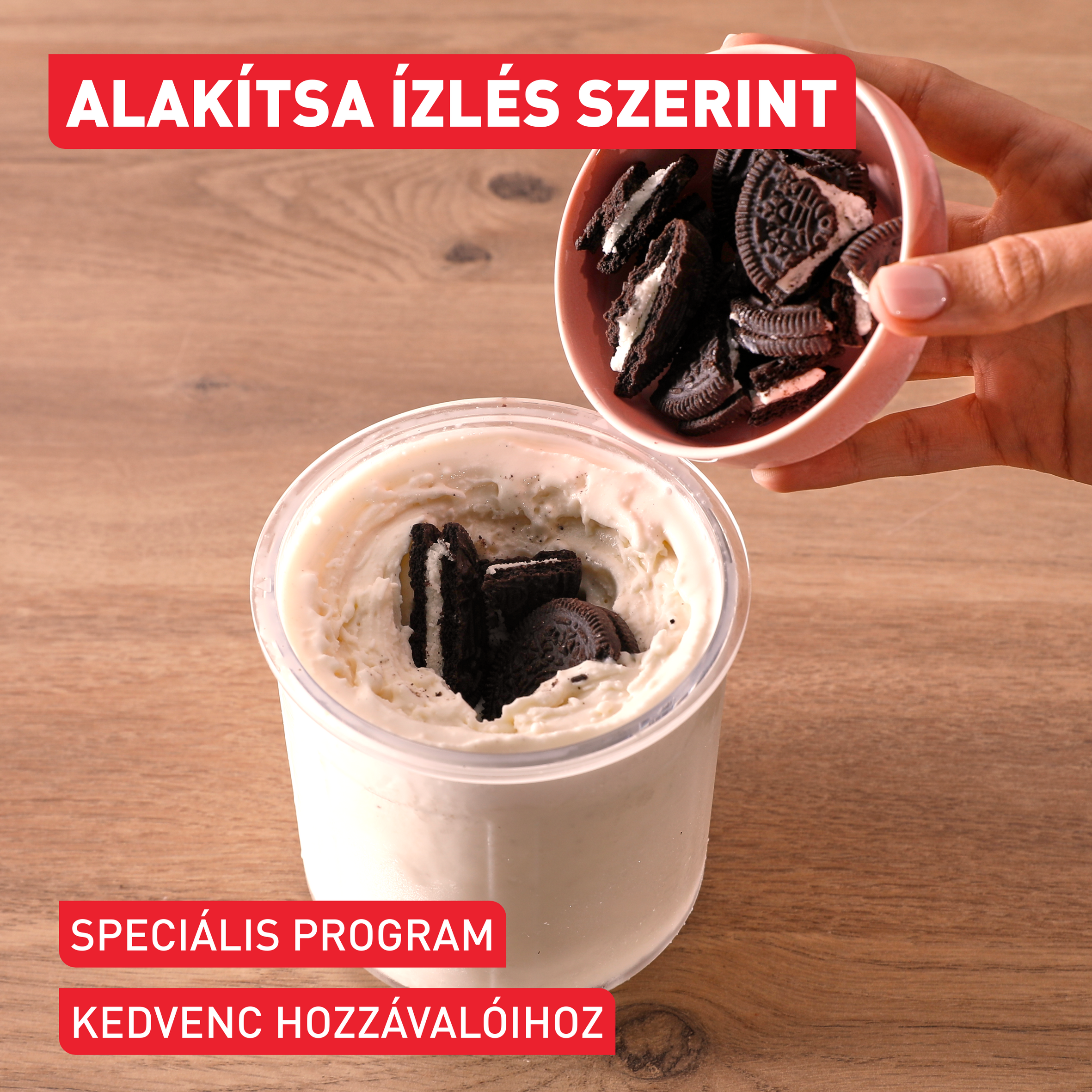Egy kéz törött Oreókat önt egy fagylaltos tálba.