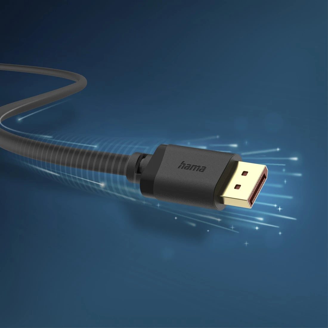 Ein schwarzes Hama-Kabel mit goldenem Stecker vor blauem Hintergrund.