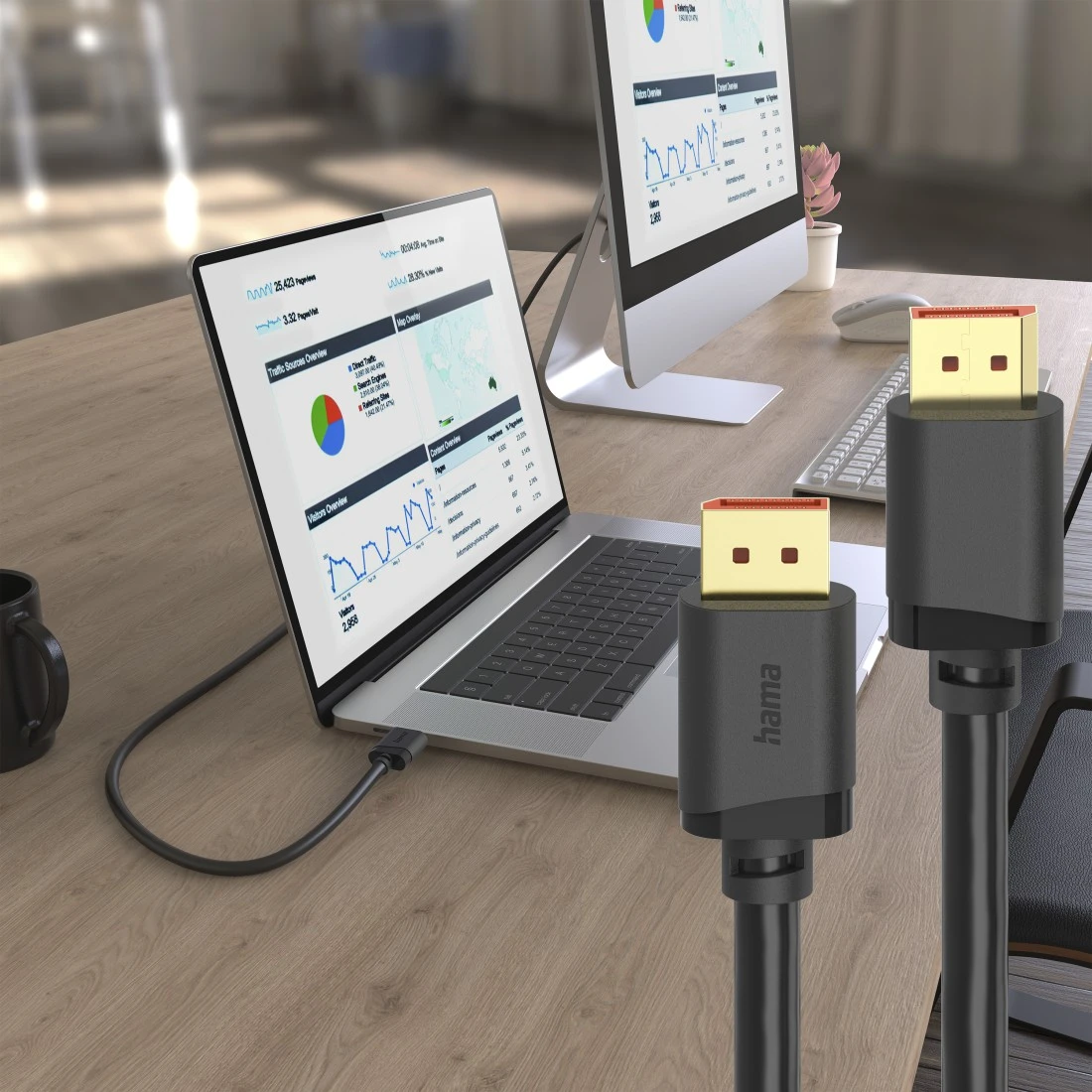 Ein Laptop mit Diagrammen und Grafiken ist über ein HDMI-Kabel auf einem Holztisch verbunden.