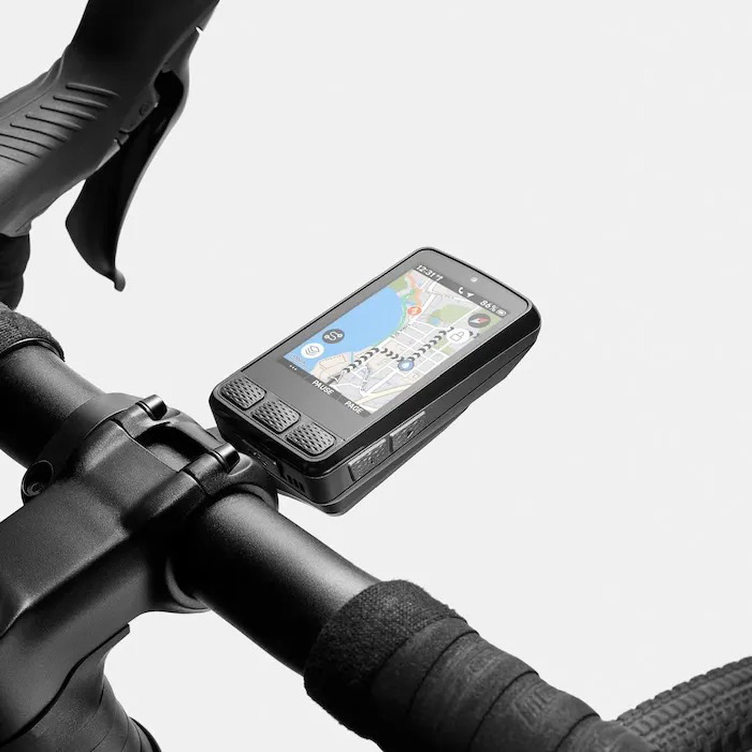 Fietsnavigatieapparaat met kaart en bediening op stuurhouder.